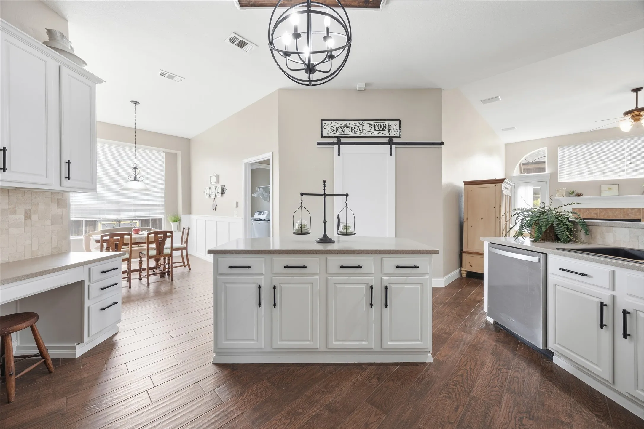 Single Family Residence For Sale in Tarrant County , 1004 Dover Heights Trail, Mansfield, Texas 76063, 4 Bedroom, 3 Bathroom, 3 Garage spaces, 2,542 Sqft, built in 2003, mls#21273036, Real Estate Agent in Mansfield, Homes For Sale in Tarrant county, Homes For Sale in Mansfield, Realtor in Mansfield Texas, Real Estate Brokerage Independent Realty Texas, Luminita Cordes Realtor