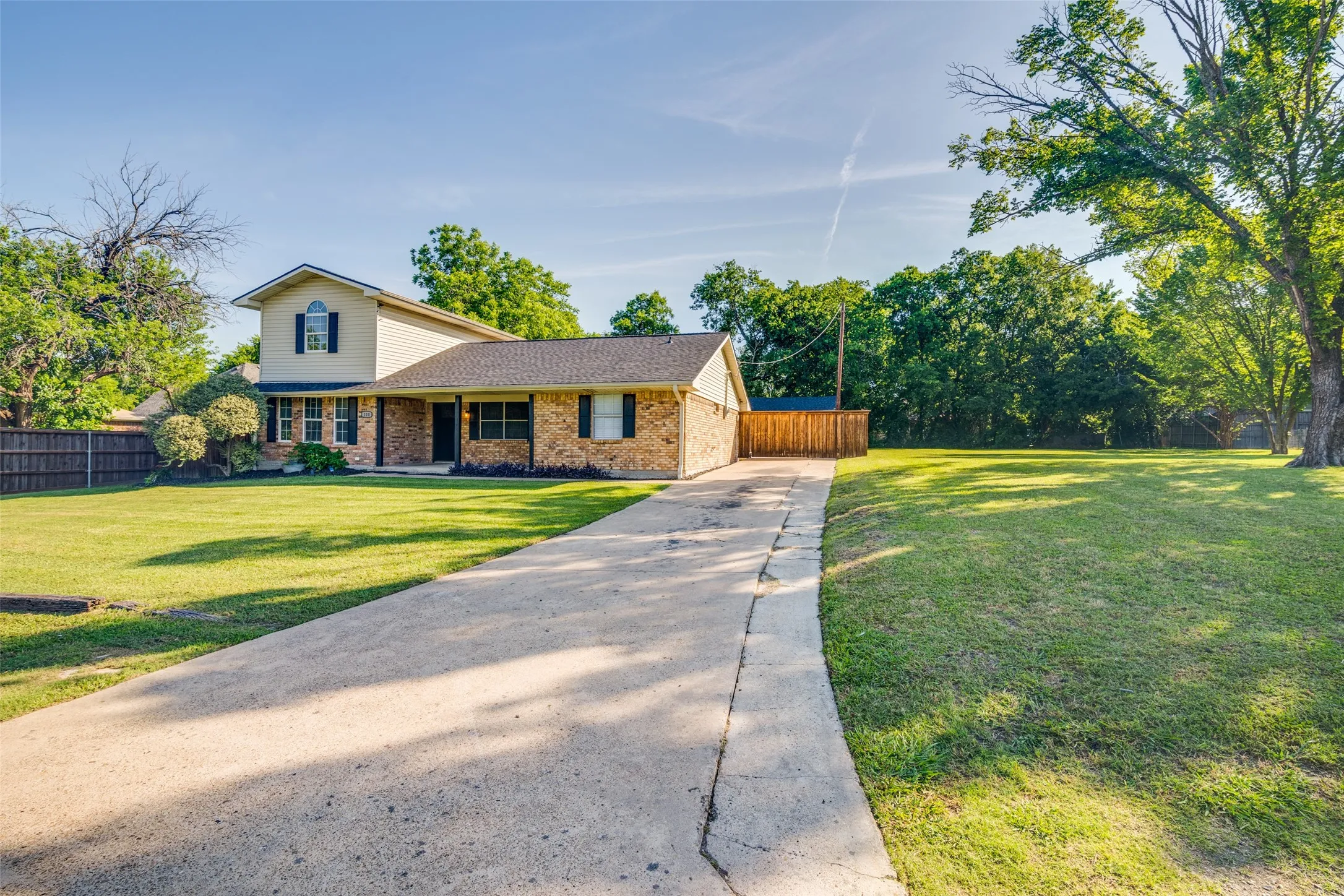 Single Family Residence For Sale in Kaufman County , 110 Weaver Street, Forney, Texas 75126, 4 Bedroom, 4 Bathroom, Garage spaces, 1,950 Sqft, built in 1983, mls#21271780, Real Estate Agent in Forney, Homes For Sale in Kaufman county, Homes For Sale in Forney, Realtor in Forney Texas, Real Estate Brokerage Independent Realty Texas, Luminita Cordes Realtor