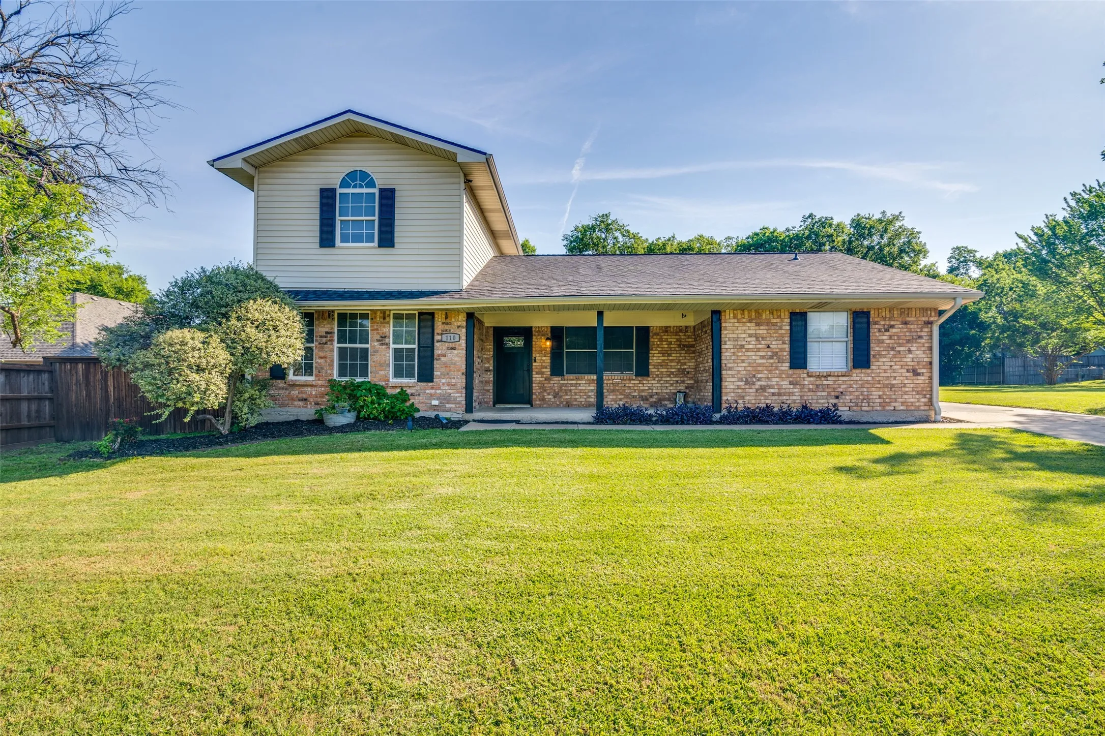 Single Family Residence For Sale in Kaufman County , 110 Weaver Street, Forney, Texas 75126, 4 Bedroom, 4 Bathroom, Garage spaces, 1,950 Sqft, built in 1983, mls#21271780, Real Estate Agent in Forney, Homes For Sale in Kaufman county, Homes For Sale in Forney, Realtor in Forney Texas, Real Estate Brokerage Independent Realty Texas, Luminita Cordes Realtor