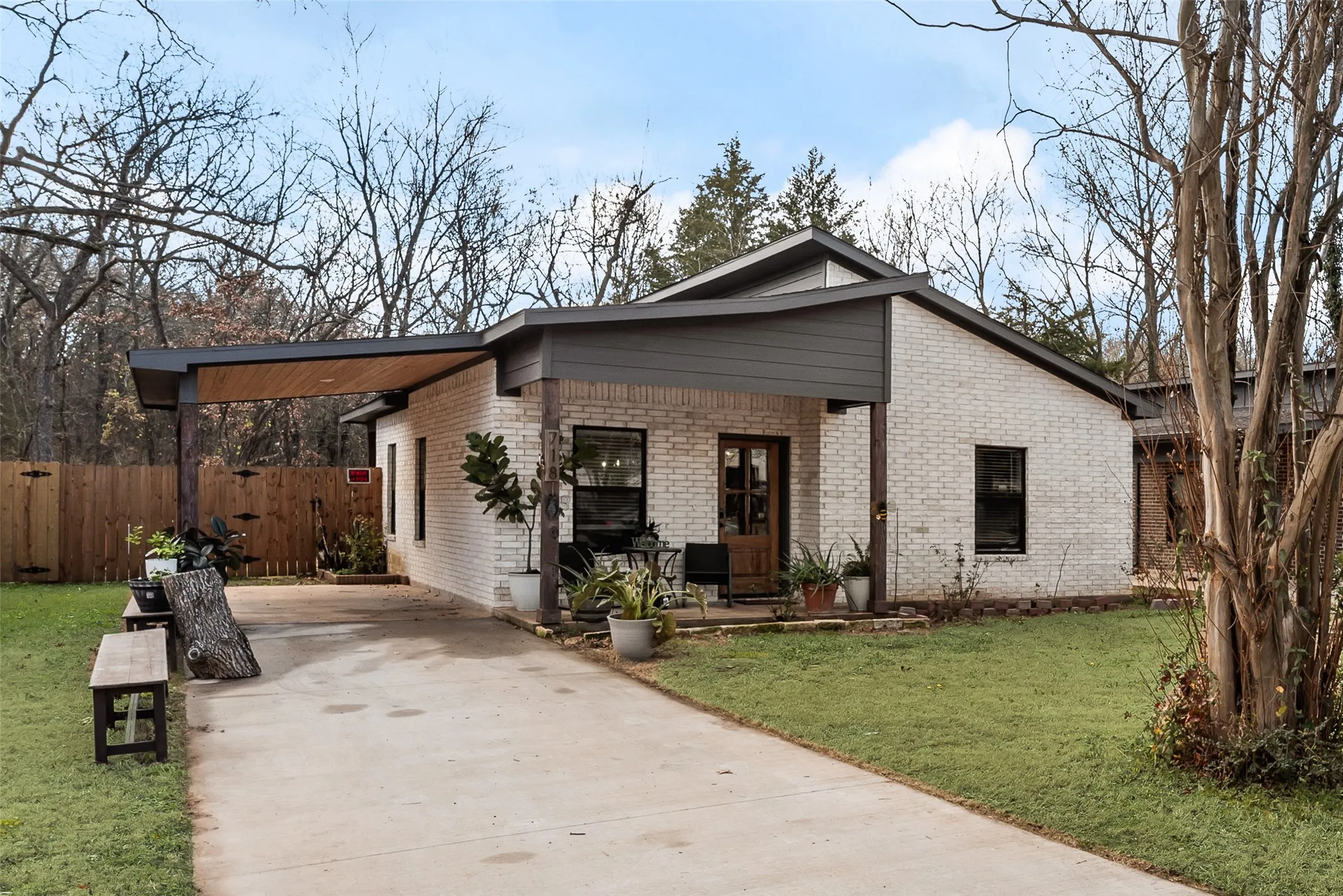 Single Family Residence For Sale in Grayson County , 718 E Crawford Street, Denison, Texas 75021, 3 Bedrooms, 2 Bathrooms, Garage spaces, 1,228 Sqft, built in 2023, Price $210,000, mls#21273067, Real Estate Agent in Denison, Homes For Sale in Grayson county, Homes For Sale in Denison, Realtor in Denison Texas, Real Estate Brokerage Independent Realty Texas, Luminita Cordes Realtor