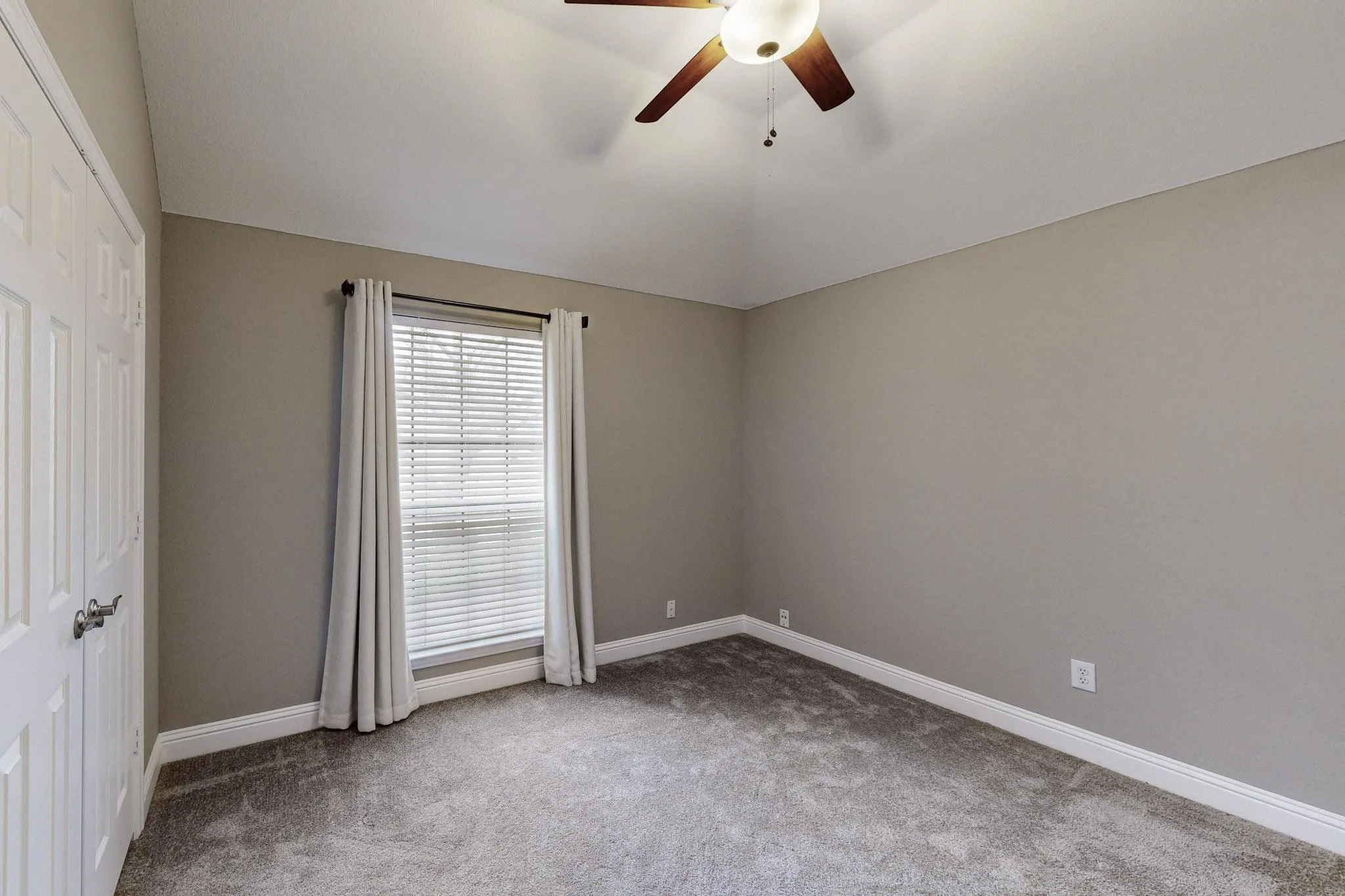 Single Family Residence For Rent in Rockwall County , 644 Stafford Circle, Rockwall, Texas 75087, 4 Bedrooms, 2 Bathrooms, 2 Garage spaces, 2,413 Sqft, built in 2000, Price $3,250, mls#21268262, Real Estate Agent in Rockwall, Homes For Rent in Rockwall county, Homes For Rent in Rockwall, Realtor in Rockwall Texas, Real Estate Brokerage Independent Realty Texas, Luminita Cordes Realtor