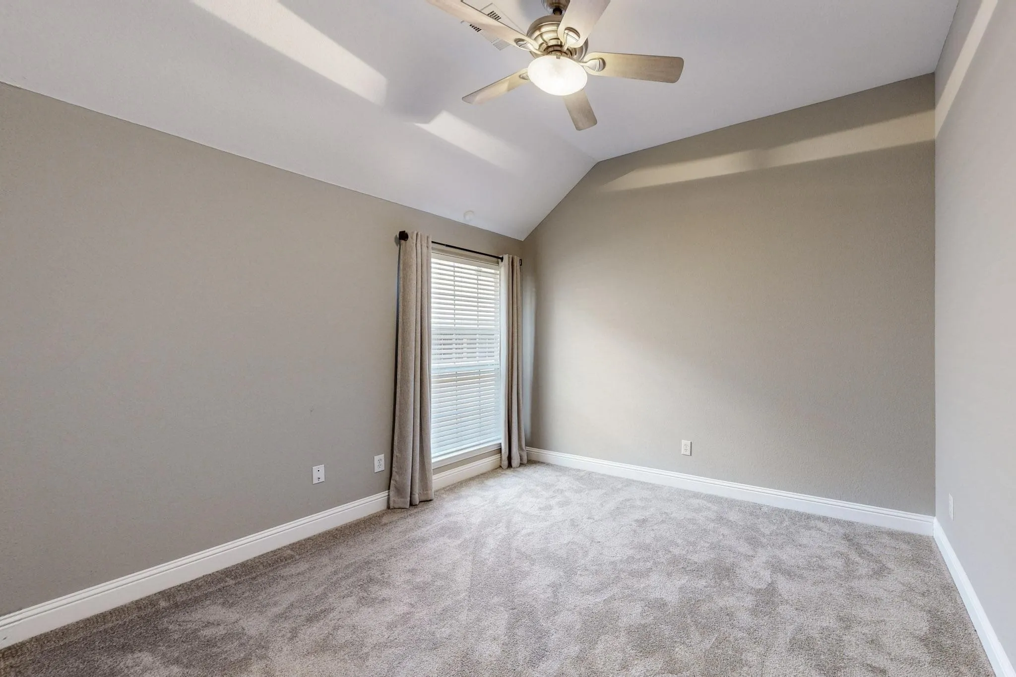 Single Family Residence For Rent in Rockwall County , 644 Stafford Circle, Rockwall, Texas 75087, 4 Bedrooms, 2 Bathrooms, 2 Garage spaces, 2,413 Sqft, built in 2000, Price $3,250, mls#21268262, Real Estate Agent in Rockwall, Homes For Rent in Rockwall county, Homes For Rent in Rockwall, Realtor in Rockwall Texas, Real Estate Brokerage Independent Realty Texas, Luminita Cordes Realtor