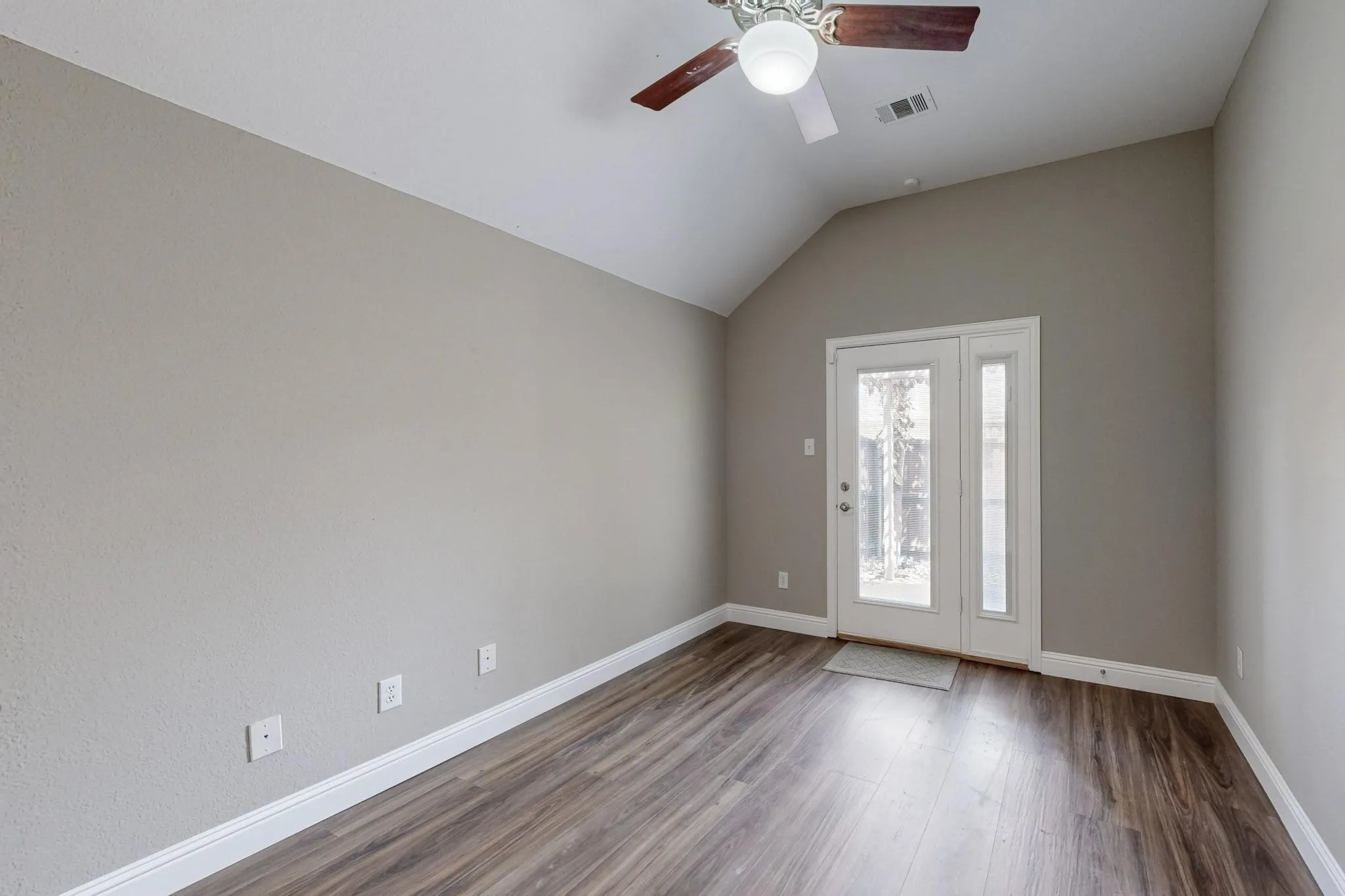 Single Family Residence For Rent in Rockwall County , 644 Stafford Circle, Rockwall, Texas 75087, 4 Bedrooms, 2 Bathrooms, 2 Garage spaces, 2,413 Sqft, built in 2000, Price $3,250, mls#21268262, Real Estate Agent in Rockwall, Homes For Rent in Rockwall county, Homes For Rent in Rockwall, Realtor in Rockwall Texas, Real Estate Brokerage Independent Realty Texas, Luminita Cordes Realtor