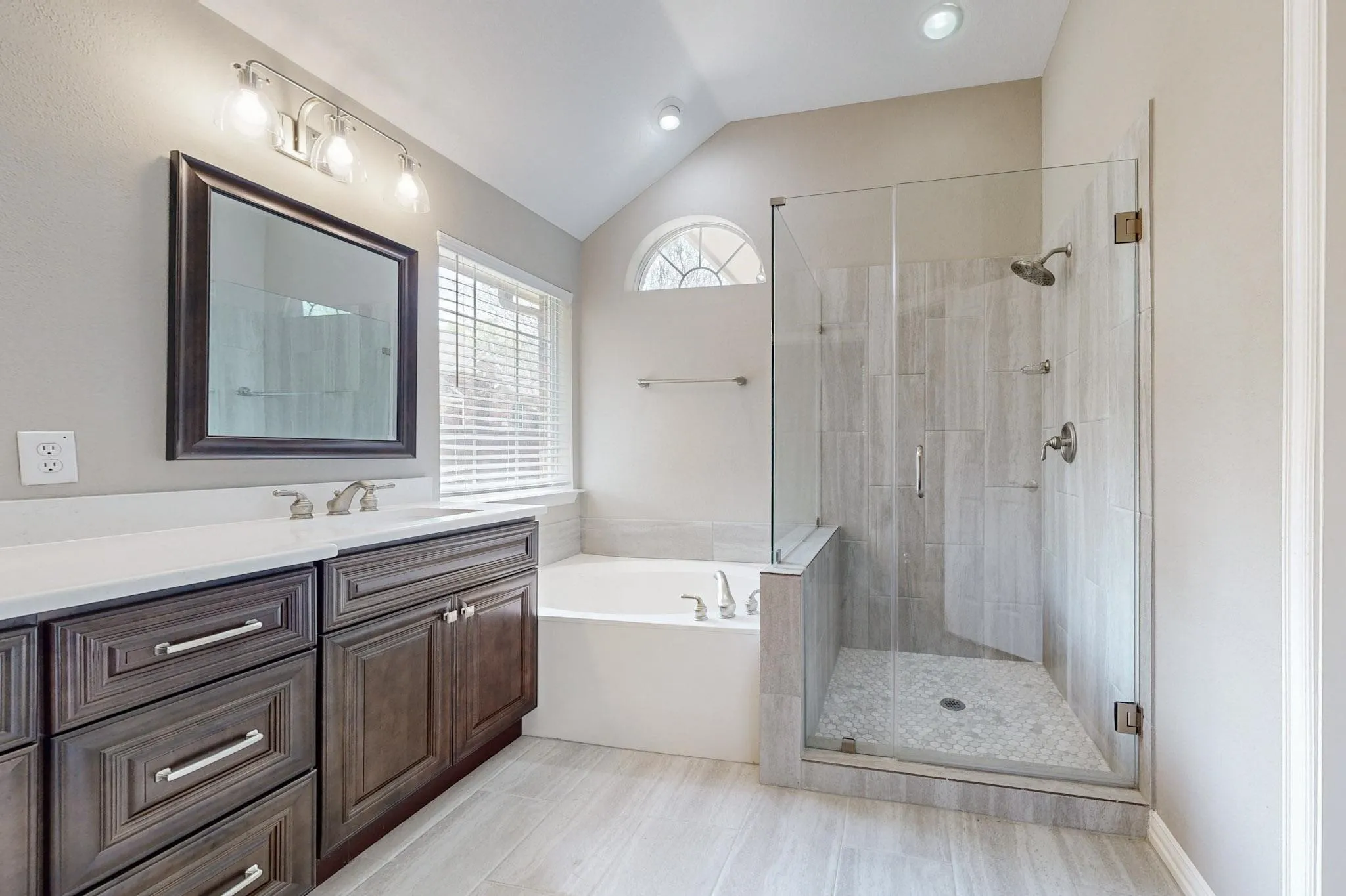 Soaking Tub, Wal in closet, separate Shower and toilet with a door!