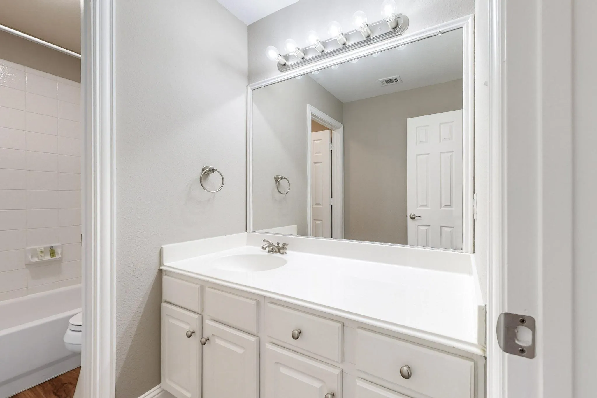 Single Family Residence For Rent in Rockwall County , 644 Stafford Circle, Rockwall, Texas 75087, 4 Bedrooms, 2 Bathrooms, 2 Garage spaces, 2,413 Sqft, built in 2000, Price $3,250, mls#21268262, Real Estate Agent in Rockwall, Homes For Rent in Rockwall county, Homes For Rent in Rockwall, Realtor in Rockwall Texas, Real Estate Brokerage Independent Realty Texas, Luminita Cordes Realtor