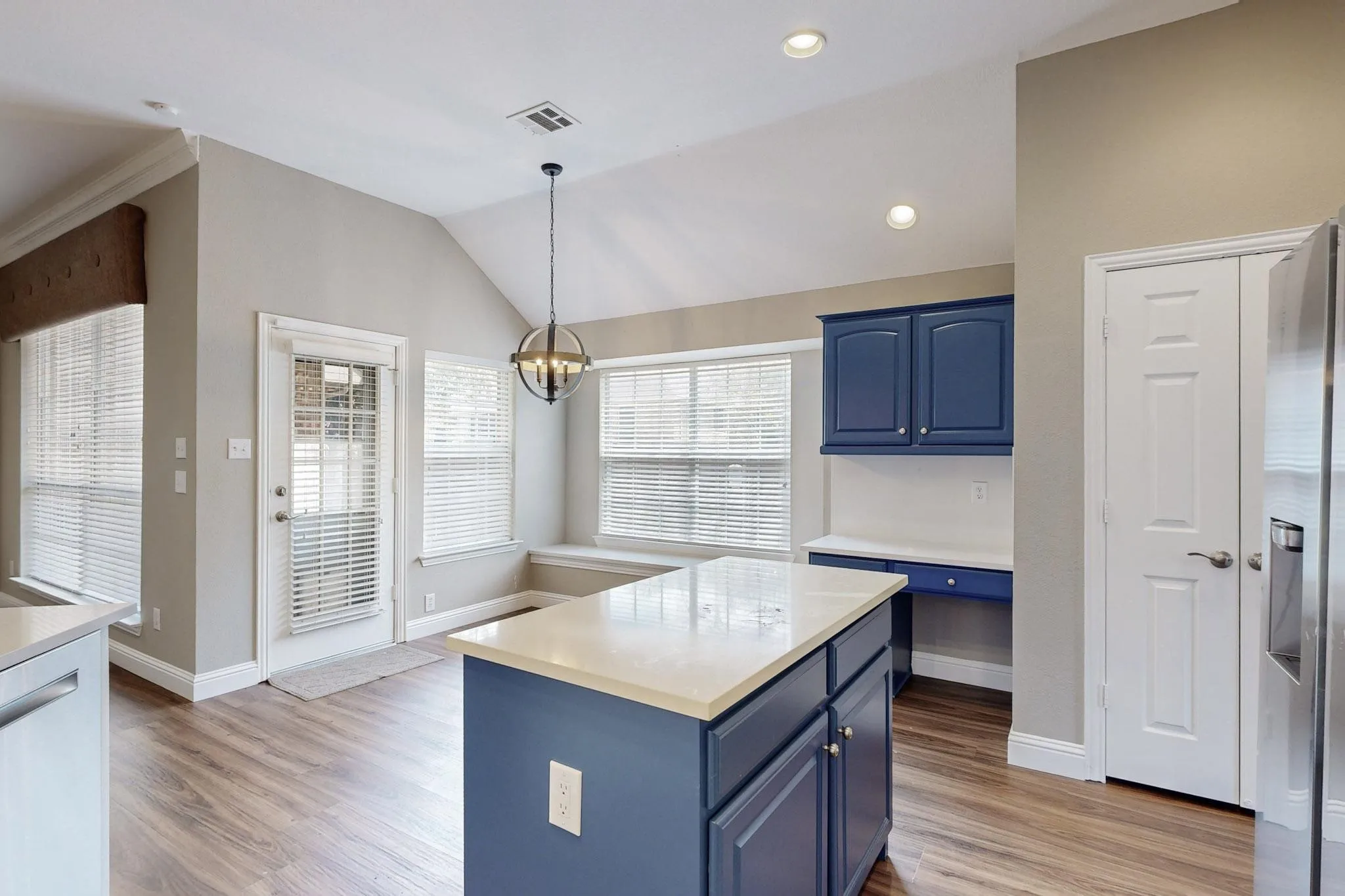Single Family Residence For Rent in Rockwall County , 644 Stafford Circle, Rockwall, Texas 75087, 4 Bedrooms, 2 Bathrooms, 2 Garage spaces, 2,413 Sqft, built in 2000, Price $3,250, mls#21268262, Real Estate Agent in Rockwall, Homes For Rent in Rockwall county, Homes For Rent in Rockwall, Realtor in Rockwall Texas, Real Estate Brokerage Independent Realty Texas, Luminita Cordes Realtor