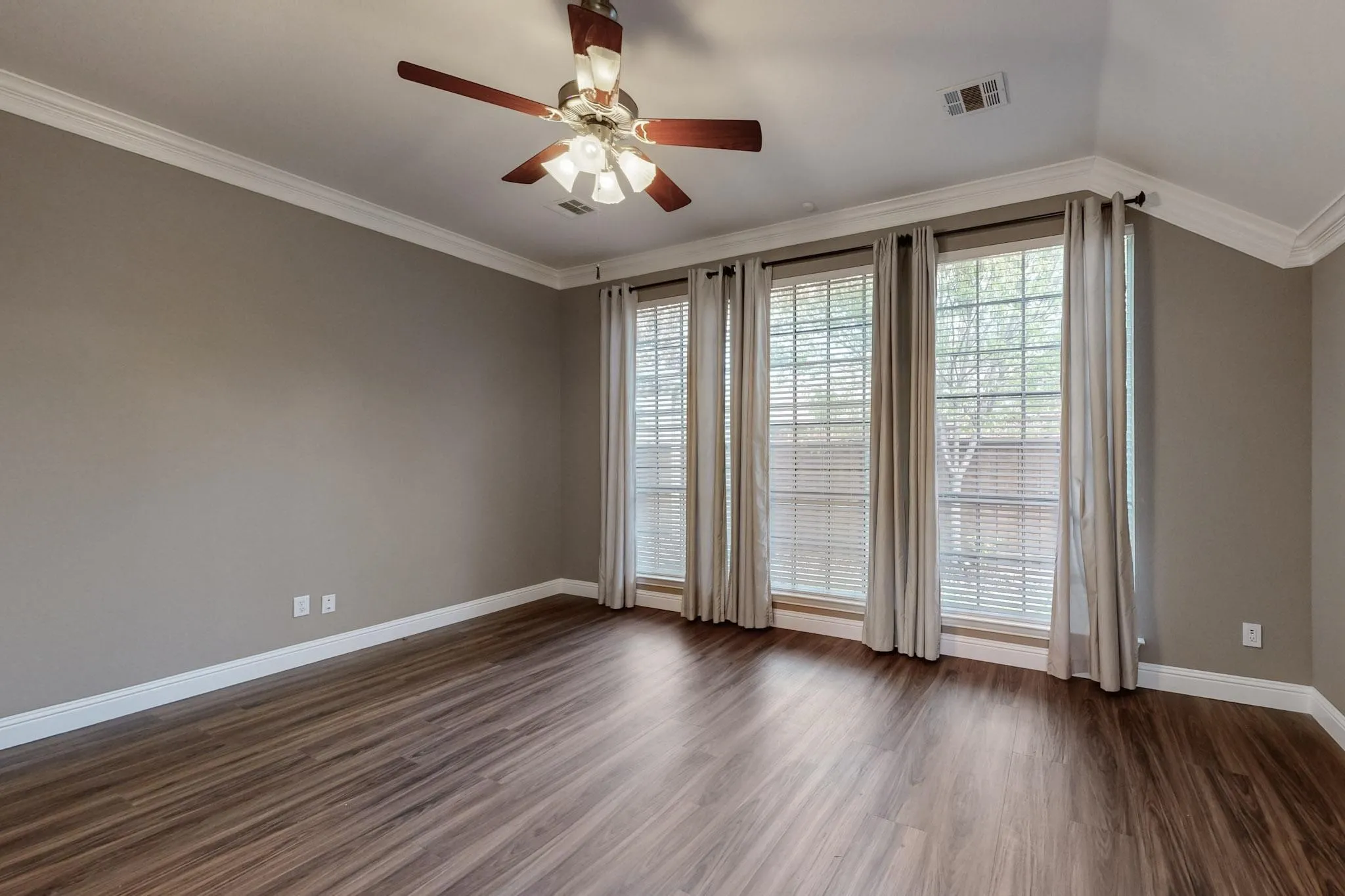 Single Family Residence For Rent in Rockwall County , 644 Stafford Circle, Rockwall, Texas 75087, 4 Bedrooms, 2 Bathrooms, 2 Garage spaces, 2,413 Sqft, built in 2000, Price $3,250, mls#21268262, Real Estate Agent in Rockwall, Homes For Rent in Rockwall county, Homes For Rent in Rockwall, Realtor in Rockwall Texas, Real Estate Brokerage Independent Realty Texas, Luminita Cordes Realtor