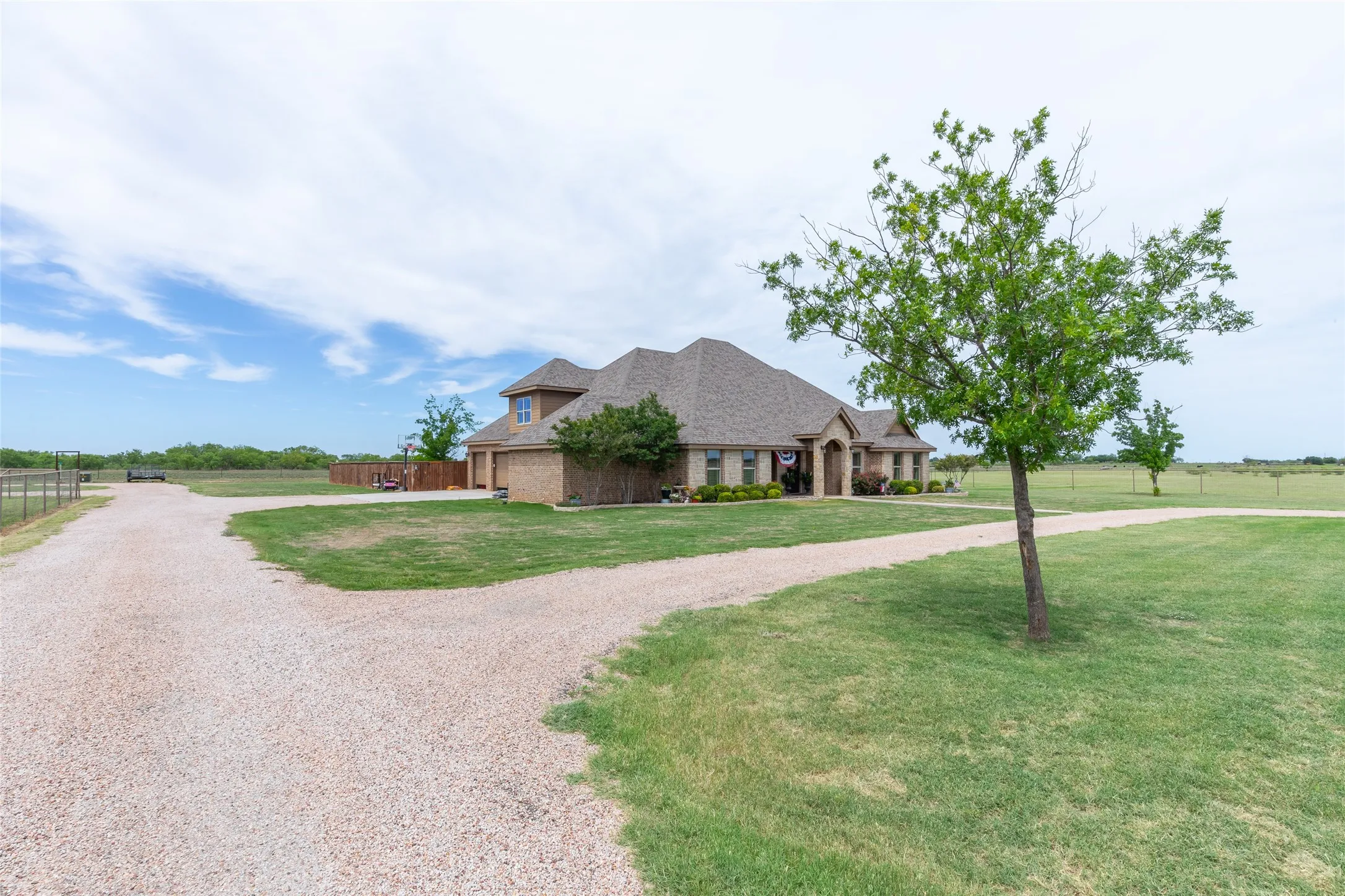 Single Family Residence For Sale in Jones County , 5500 County Road 428, Hawley, Texas 79525, 4 Bedroom, 4 Bathroom, 3 Garage spaces, 3,588 Sqft, built in 2016, mls#21264468, Real Estate Agent in Hawley, Homes For Sale in Jones county, Homes For Sale in Hawley, Realtor in Hawley Texas, Real Estate Brokerage Independent Realty Texas, Luminita Cordes Realtor