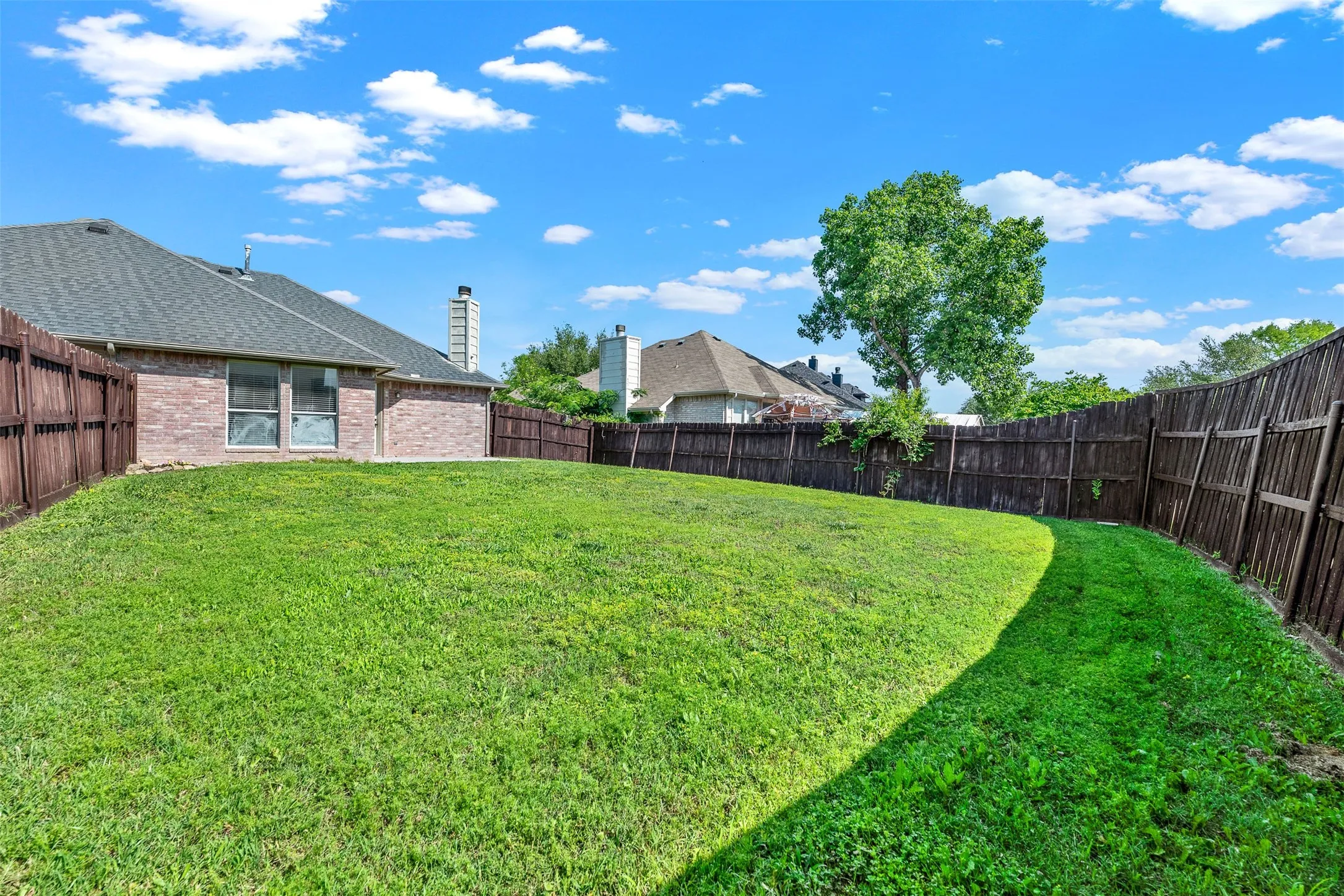 Single Family Residence For Sale in Rockwall County , 3070 Winecup Lane, Rockwall, Texas 75032, 3 Bedroom, 2 Bathroom, 2 Garage spaces, 1,461 Sqft, built in 1997, mls#21270077, Real Estate Agent in Rockwall, Homes For Sale in Rockwall county, Homes For Sale in Rockwall, Realtor in Rockwall Texas, Real Estate Brokerage Independent Realty Texas, Luminita Cordes Realtor