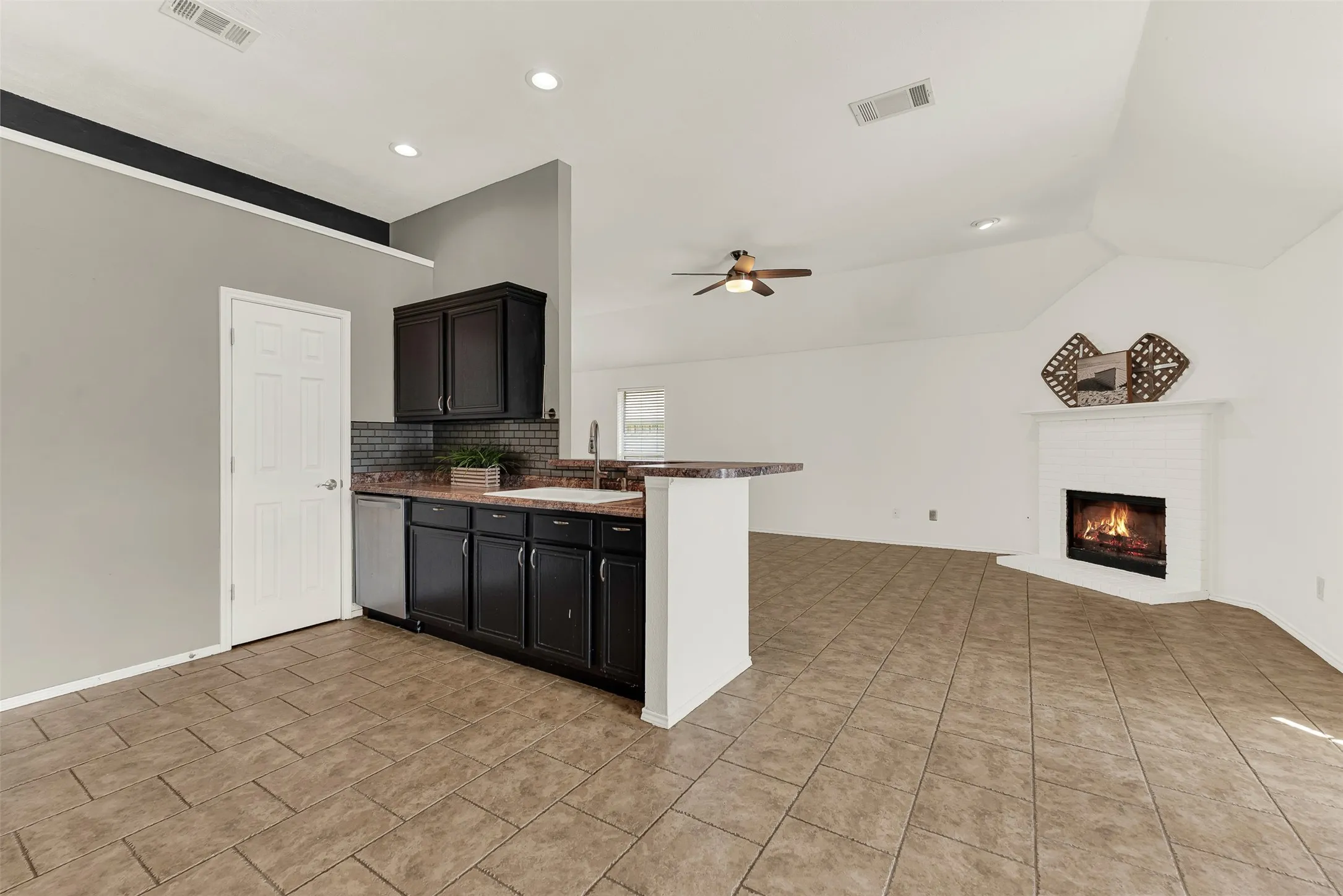 Single Family Residence For Sale in Rockwall County , 3070 Winecup Lane, Rockwall, Texas 75032, 3 Bedroom, 2 Bathroom, 2 Garage spaces, 1,461 Sqft, built in 1997, mls#21270077, Real Estate Agent in Rockwall, Homes For Sale in Rockwall county, Homes For Sale in Rockwall, Realtor in Rockwall Texas, Real Estate Brokerage Independent Realty Texas, Luminita Cordes Realtor