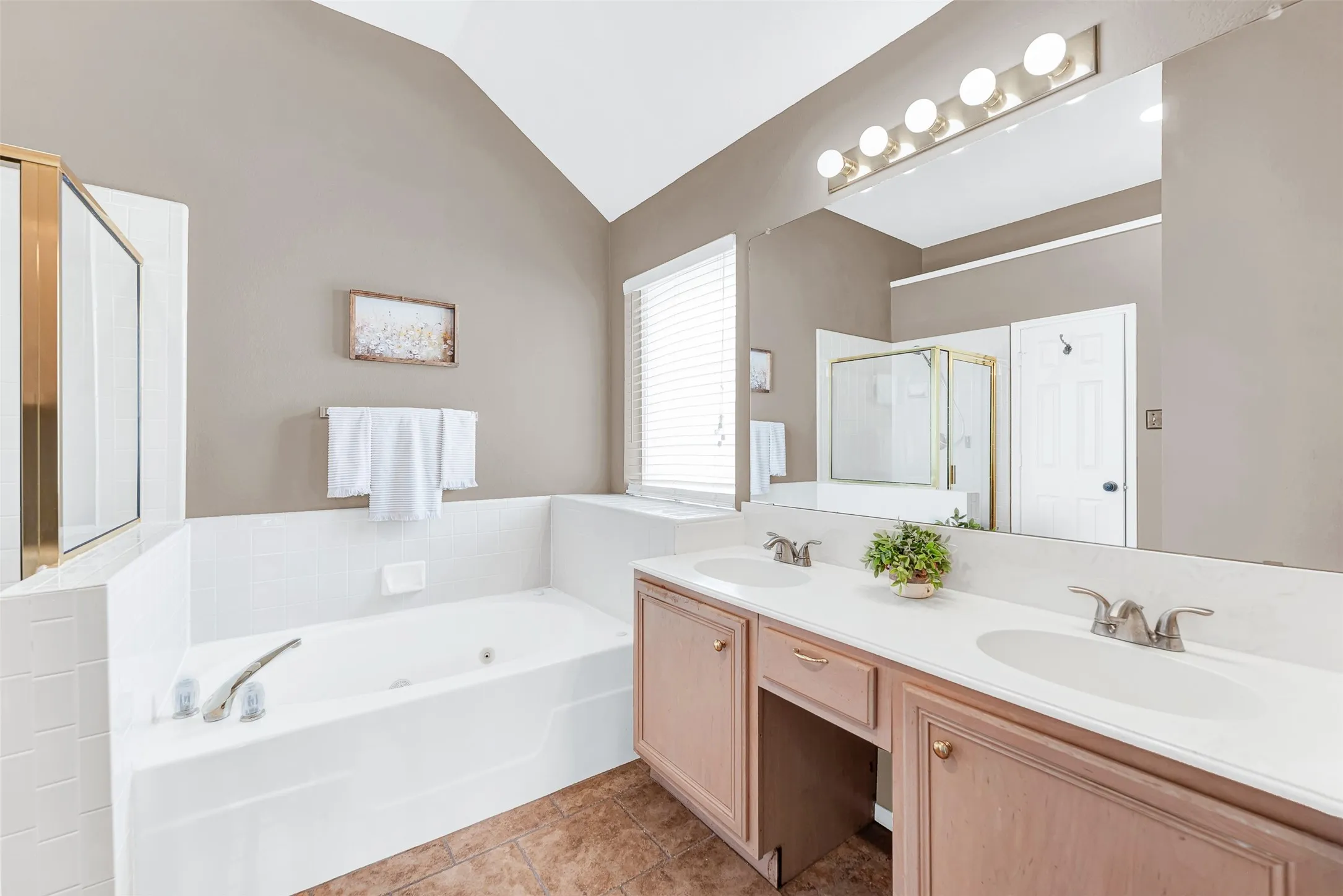 Single Family Residence For Sale in Rockwall County , 3070 Winecup Lane, Rockwall, Texas 75032, 3 Bedroom, 2 Bathroom, 2 Garage spaces, 1,461 Sqft, built in 1997, mls#21270077, Real Estate Agent in Rockwall, Homes For Sale in Rockwall county, Homes For Sale in Rockwall, Realtor in Rockwall Texas, Real Estate Brokerage Independent Realty Texas, Luminita Cordes Realtor