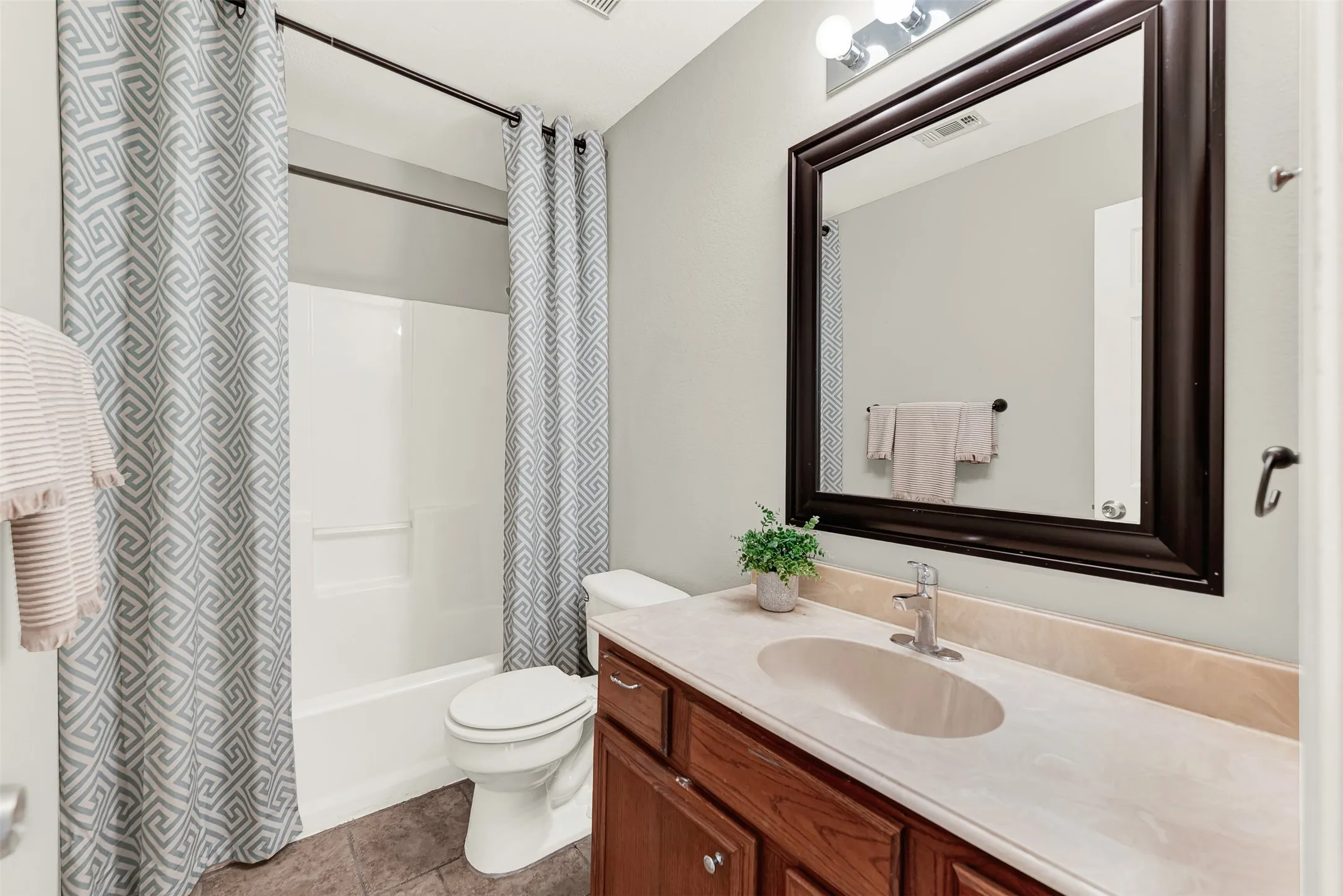 Single Family Residence For Sale in Rockwall County , 3070 Winecup Lane, Rockwall, Texas 75032, 3 Bedroom, 2 Bathroom, 2 Garage spaces, 1,461 Sqft, built in 1997, mls#21270077, Real Estate Agent in Rockwall, Homes For Sale in Rockwall county, Homes For Sale in Rockwall, Realtor in Rockwall Texas, Real Estate Brokerage Independent Realty Texas, Luminita Cordes Realtor