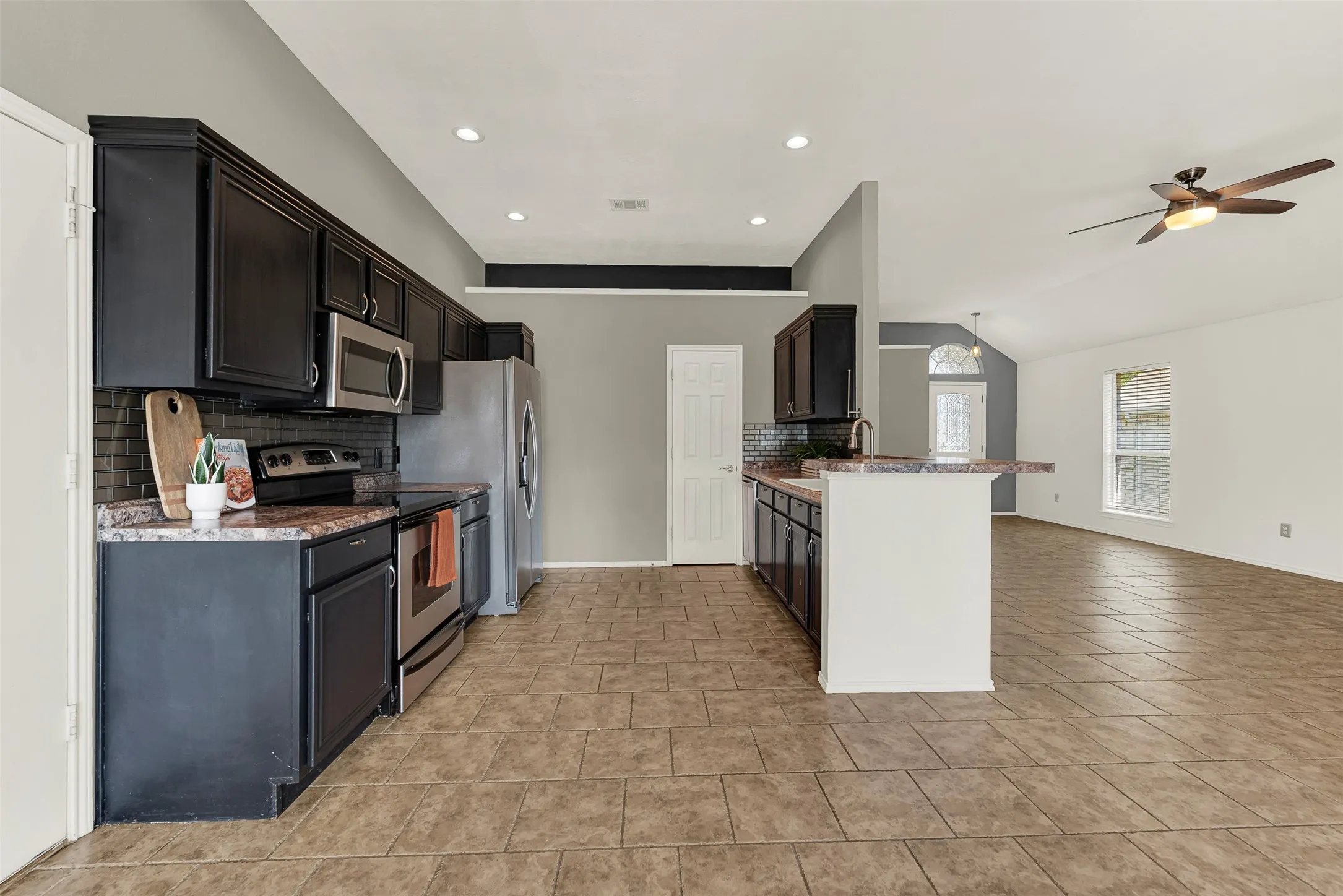 Single Family Residence For Sale in Rockwall County , 3070 Winecup Lane, Rockwall, Texas 75032, 3 Bedroom, 2 Bathroom, 2 Garage spaces, 1,461 Sqft, built in 1997, mls#21270077, Real Estate Agent in Rockwall, Homes For Sale in Rockwall county, Homes For Sale in Rockwall, Realtor in Rockwall Texas, Real Estate Brokerage Independent Realty Texas, Luminita Cordes Realtor
