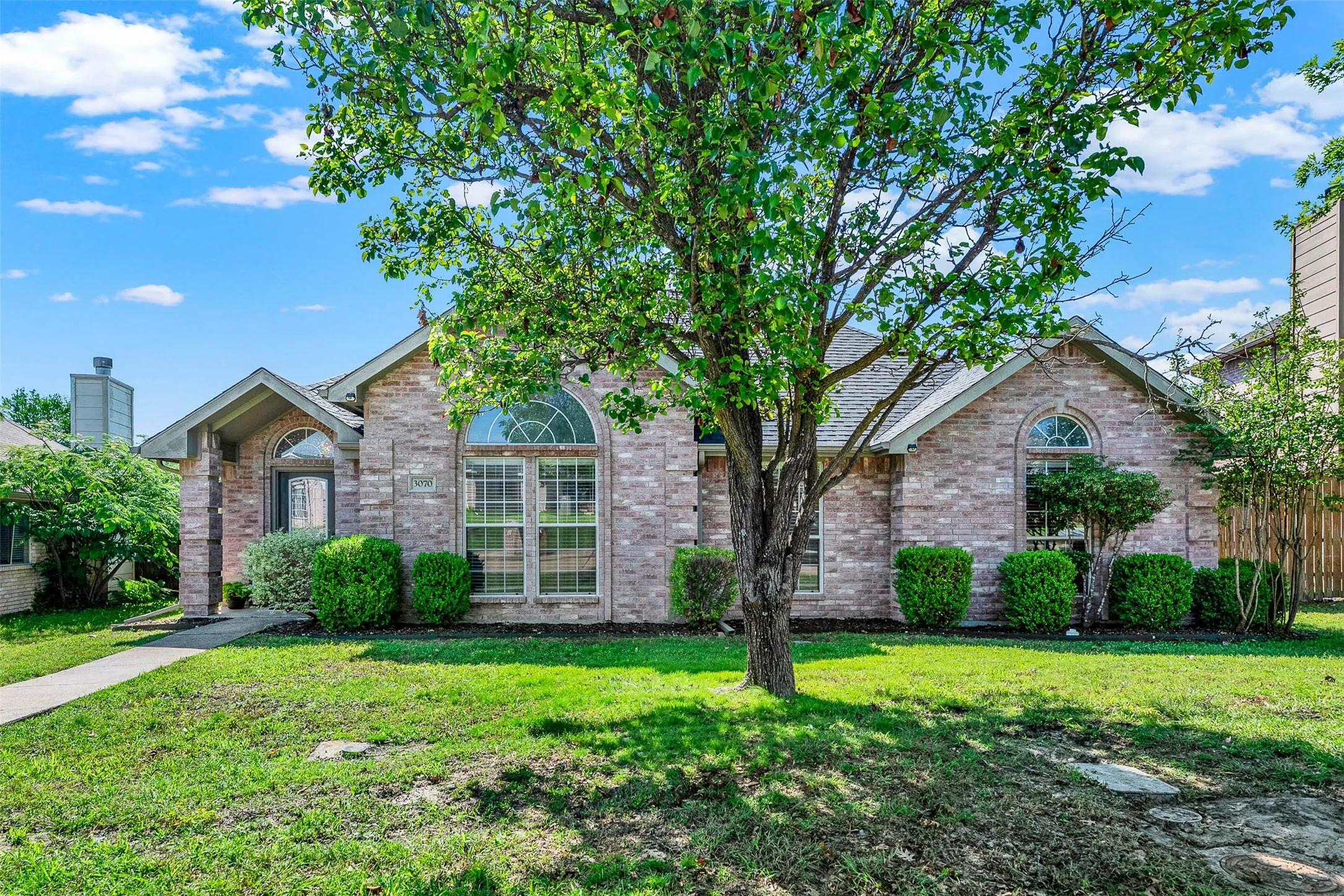 Single Family Residence For Sale in Rockwall County , 3070 Winecup Lane, Rockwall, Texas 75032, 3 Bedroom, 2 Bathroom, 2 Garage spaces, 1,461 Sqft, built in 1997, mls#21270077, Real Estate Agent in Rockwall, Homes For Sale in Rockwall county, Homes For Sale in Rockwall, Realtor in Rockwall Texas, Real Estate Brokerage Independent Realty Texas, Luminita Cordes Realtor