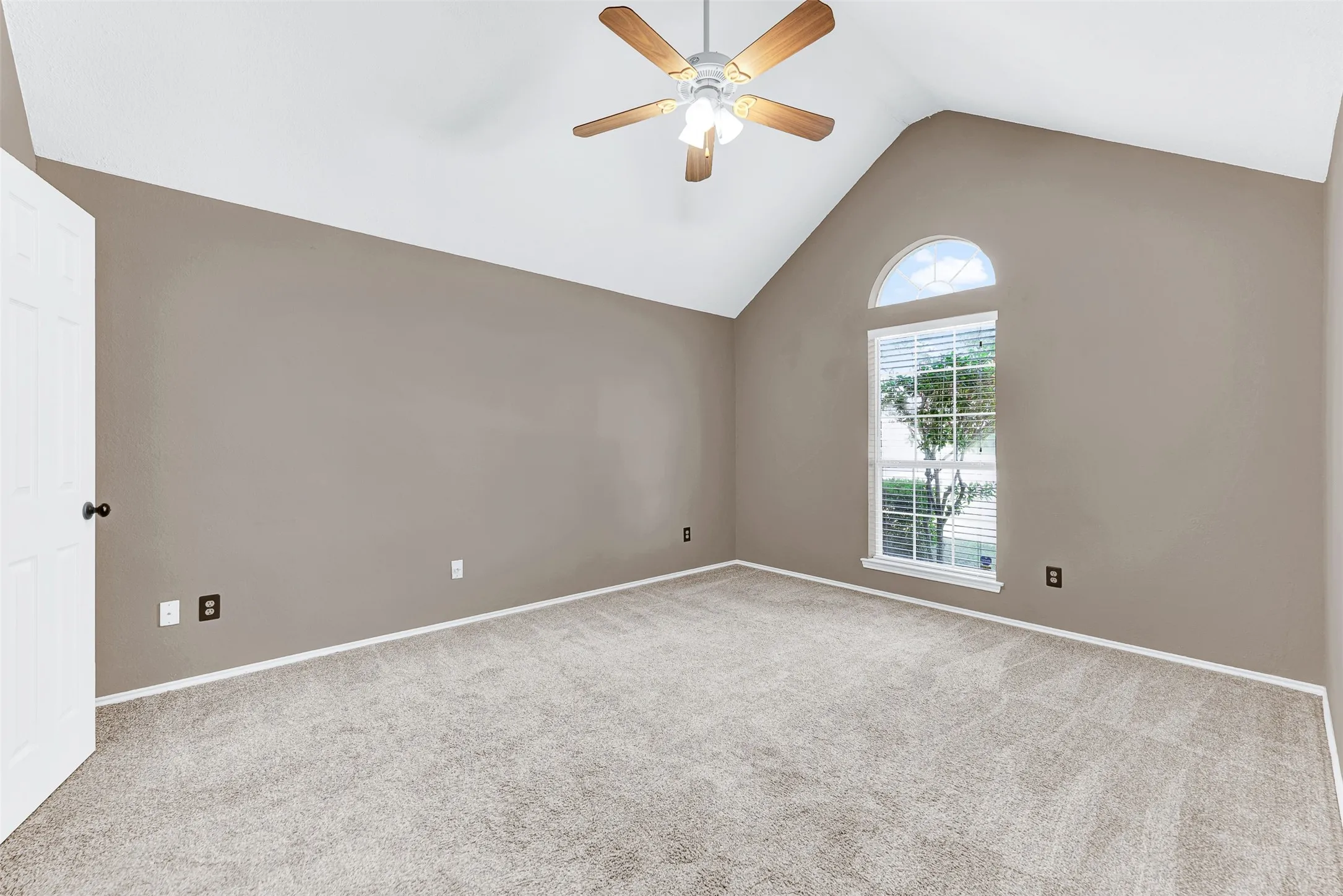 Single Family Residence For Sale in Rockwall County , 3070 Winecup Lane, Rockwall, Texas 75032, 3 Bedroom, 2 Bathroom, 2 Garage spaces, 1,461 Sqft, built in 1997, mls#21270077, Real Estate Agent in Rockwall, Homes For Sale in Rockwall county, Homes For Sale in Rockwall, Realtor in Rockwall Texas, Real Estate Brokerage Independent Realty Texas, Luminita Cordes Realtor