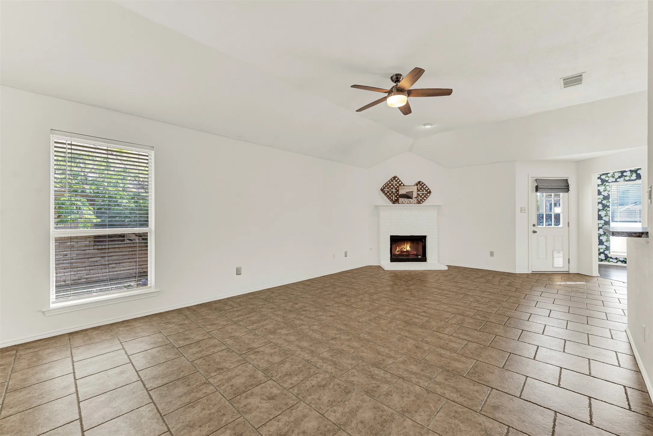 Single Family Residence For Sale in Rockwall County , 3070 Winecup Lane, Rockwall, Texas 75032, 3 Bedroom, 2 Bathroom, 2 Garage spaces, 1,461 Sqft, built in 1997, mls#21270077, Real Estate Agent in Rockwall, Homes For Sale in Rockwall county, Homes For Sale in Rockwall, Realtor in Rockwall Texas, Real Estate Brokerage Independent Realty Texas, Luminita Cordes Realtor