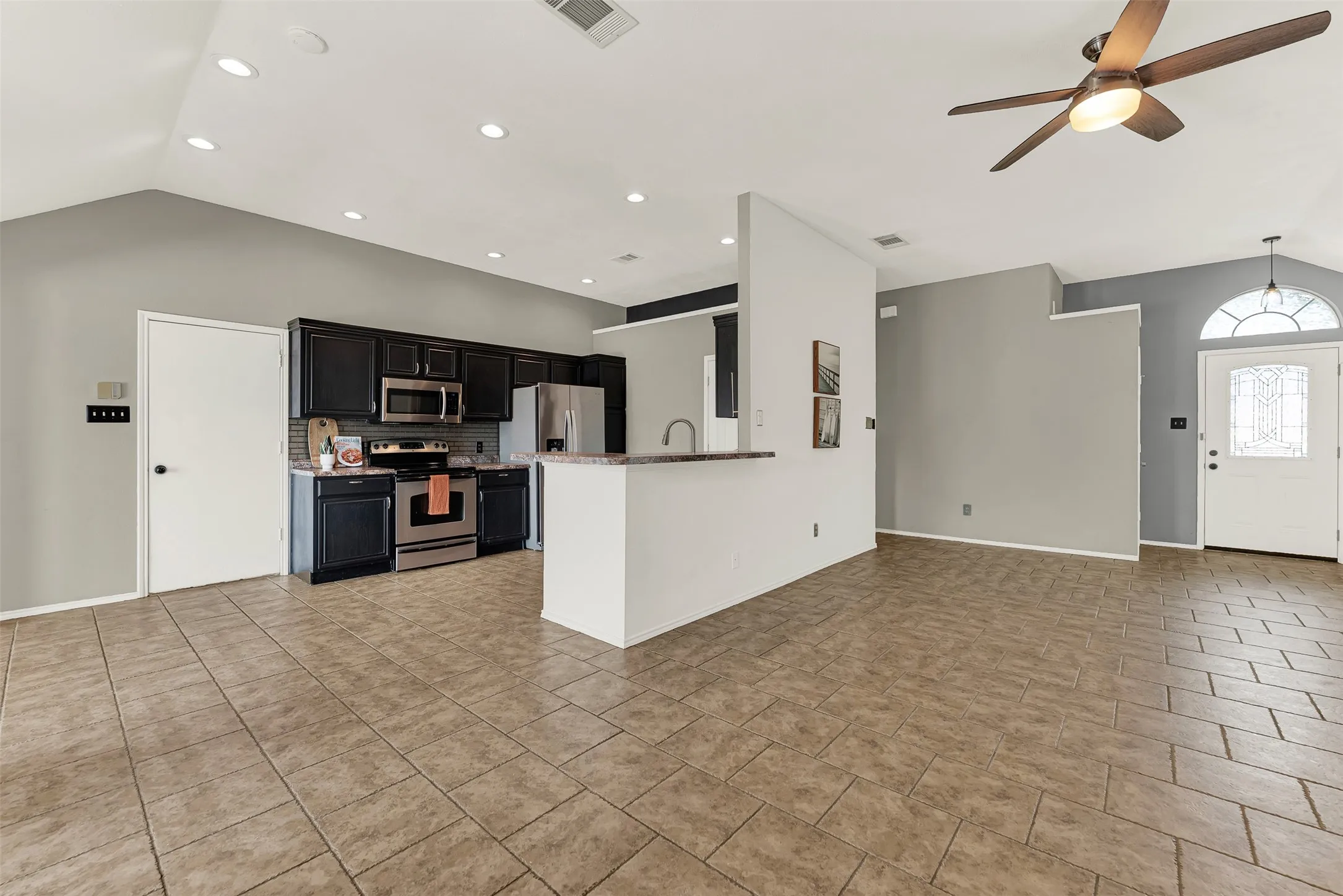 Single Family Residence For Sale in Rockwall County , 3070 Winecup Lane, Rockwall, Texas 75032, 3 Bedroom, 2 Bathroom, 2 Garage spaces, 1,461 Sqft, built in 1997, mls#21270077, Real Estate Agent in Rockwall, Homes For Sale in Rockwall county, Homes For Sale in Rockwall, Realtor in Rockwall Texas, Real Estate Brokerage Independent Realty Texas, Luminita Cordes Realtor