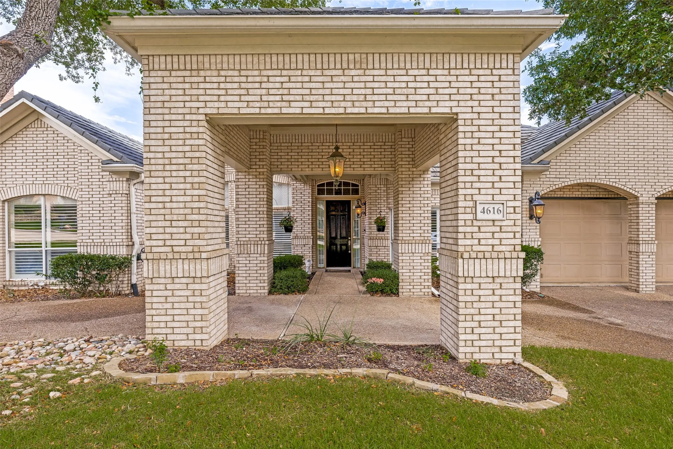 You have arrived to Stonebriar...Front circular driveway with a porte cochere covered entry.
