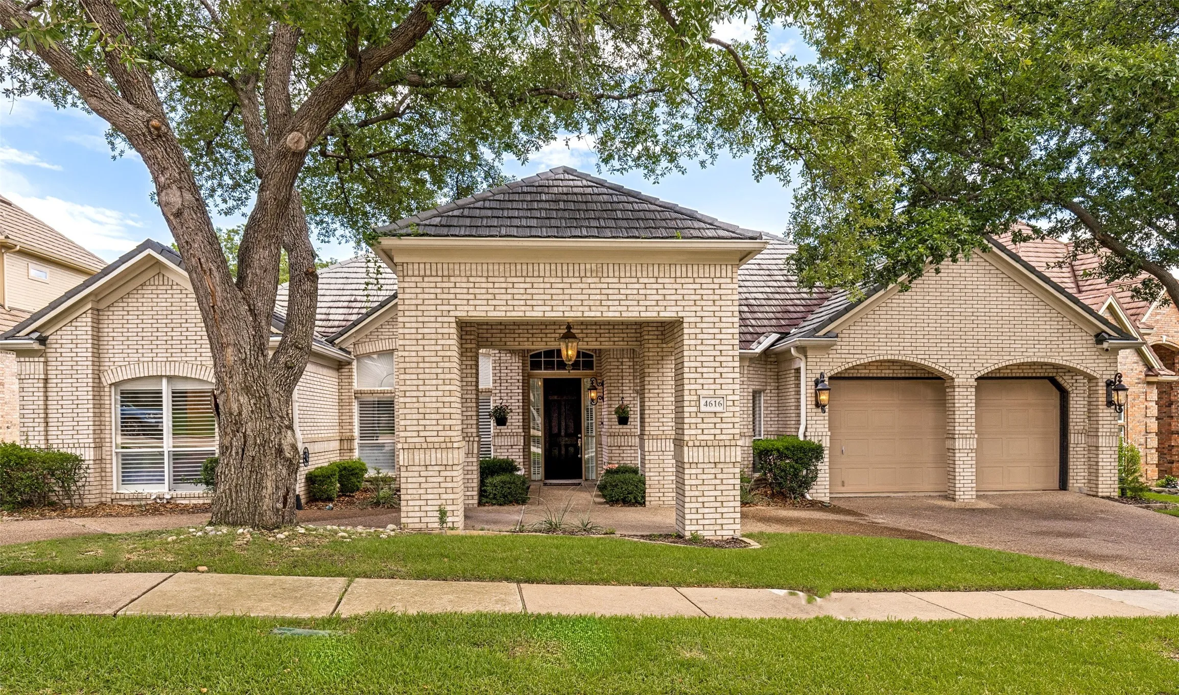 Welcome to Stonebriar Village! Stunning 1 Story with a front circular driveway with a porte cochere covered entry. Plus, a private greenbelt backyard.