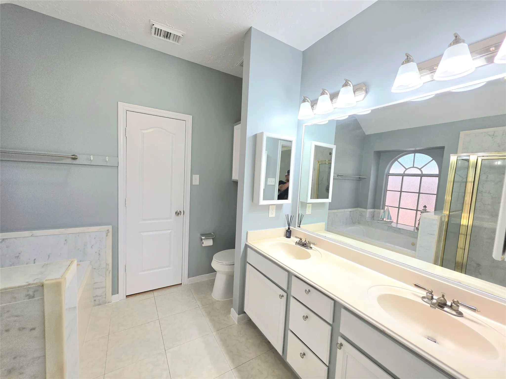 Dual vanity with integrated sinks and white cabinetry