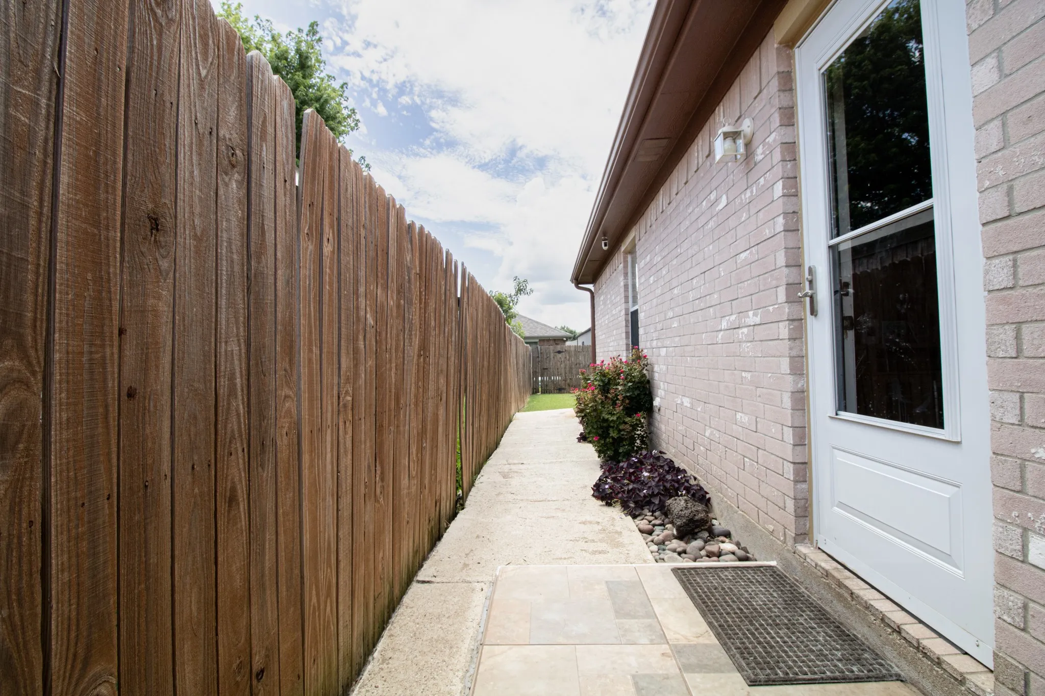 Single Family Residence For Sale in Tarrant County , 1363 Yorkshire Street 2, Fort Worth, Texas 76134, 4 Bedroom, 2 Bathroom, 2 Garage spaces, 1,638 Sqft, built in 1994, mls#21273102, Real Estate Agent in Fort Worth, Homes For Sale in Tarrant county, Homes For Sale in Fort Worth, Realtor in Fort Worth Texas, Real Estate Brokerage Independent Realty Texas, Luminita Cordes Realtor