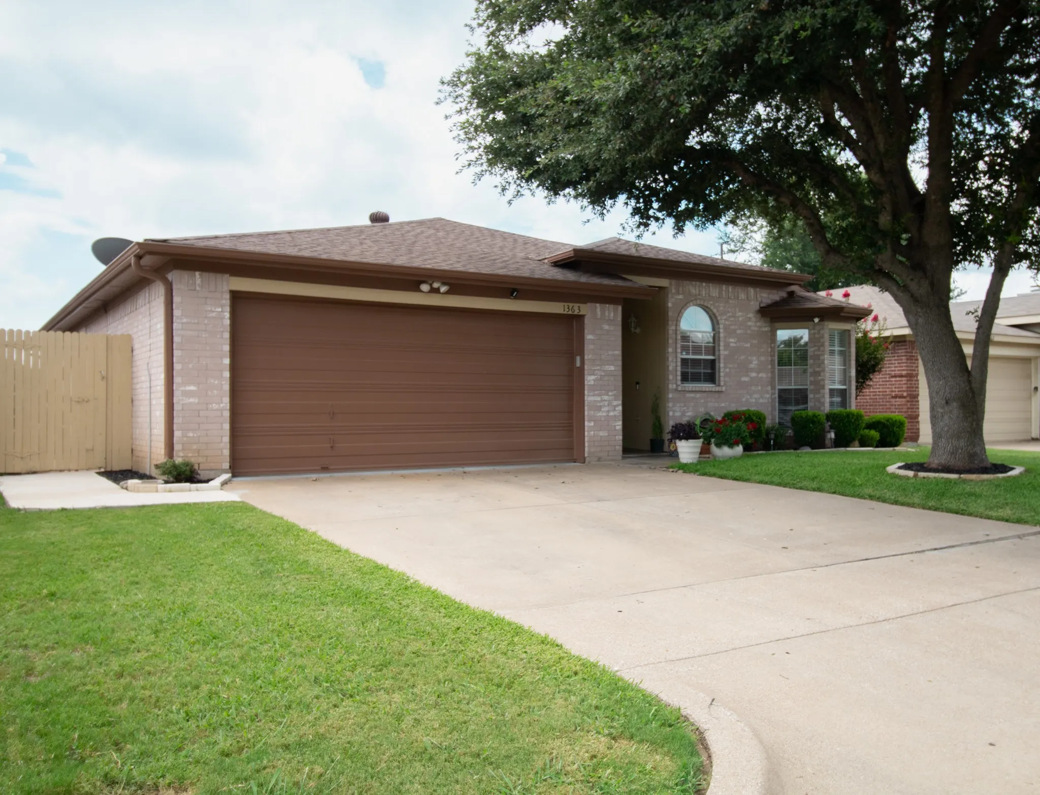 Single Family Residence For Sale in Tarrant County , 1363 Yorkshire Street 2, Fort Worth, Texas 76134, 4 Bedroom, 2 Bathroom, 2 Garage spaces, 1,638 Sqft, built in 1994, mls#21273102, Real Estate Agent in Fort Worth, Homes For Sale in Tarrant county, Homes For Sale in Fort Worth, Realtor in Fort Worth Texas, Real Estate Brokerage Independent Realty Texas, Luminita Cordes Realtor
