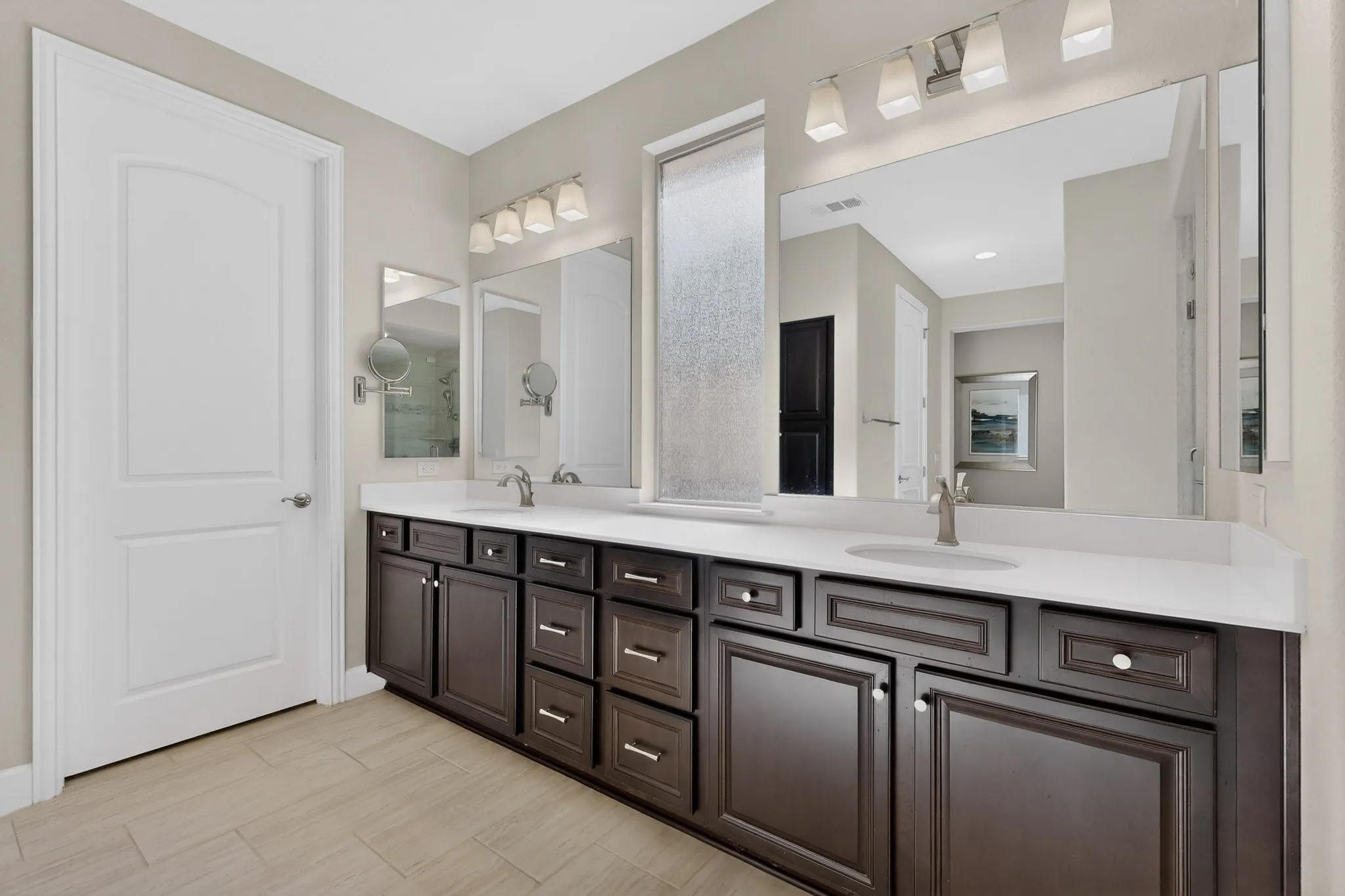 Primary bath with dual sinks