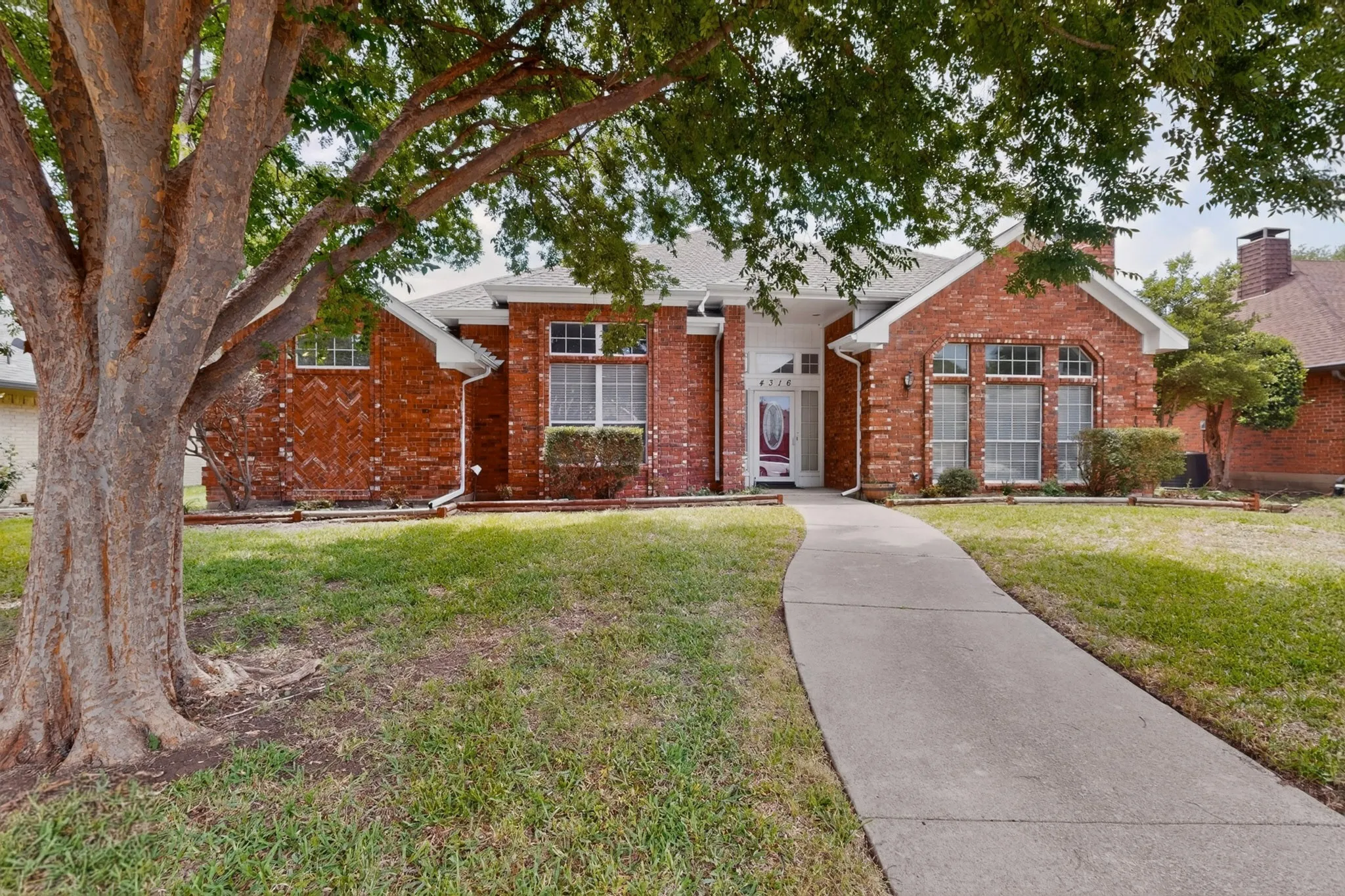 Single Family Residence For Sale in Collin County , 4316 Lottie Lane, Plano, Texas 75074, 4 Bedroom, 3 Bathroom, 2 Garage spaces, 2,172 Sqft, built in 1986, mls#21273125, Real Estate Agent in Plano, Homes For Sale in Collin county, Homes For Sale in Plano, Realtor in Plano Texas, Real Estate Brokerage Independent Realty Texas, Luminita Cordes Realtor