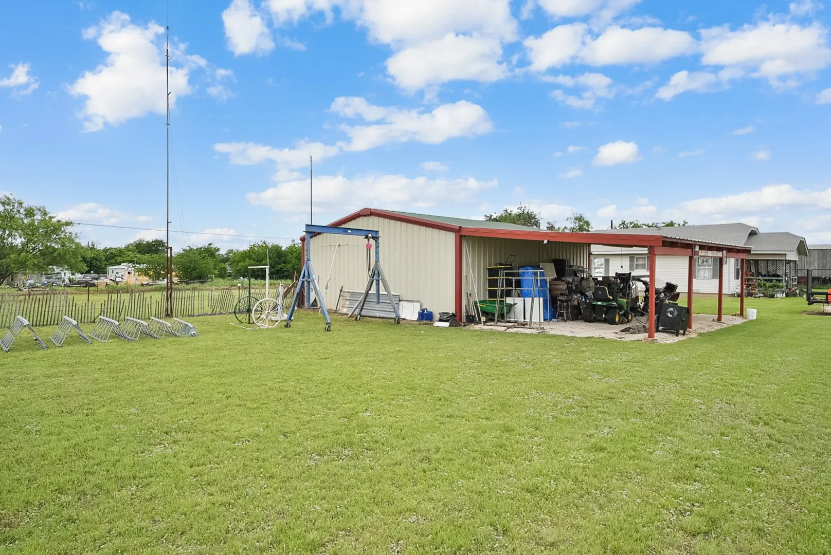 Single Family Residence For Sale in Parker County , 4948 Tin Top Road, Weatherford, Texas 76087, 3 Bedrooms, 1 Bathroom, 2 Garage spaces, 1,350 Sqft, built in 1988, Price $430,000, mls#21273184, Real Estate Agent in Weatherford, Homes For Sale in Parker county, Homes For Sale in Weatherford, Realtor in Weatherford Texas, Real Estate Brokerage Independent Realty Texas, Luminita Cordes Realtor