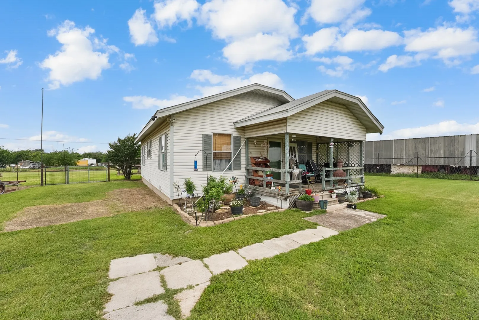 Single Family Residence For Sale in Parker County , 4948 Tin Top Road, Weatherford, Texas 76087, 3 Bedrooms, 1 Bathroom, 2 Garage spaces, 1,350 Sqft, built in 1988, Price $430,000, mls#21273184, Real Estate Agent in Weatherford, Homes For Sale in Parker county, Homes For Sale in Weatherford, Realtor in Weatherford Texas, Real Estate Brokerage Independent Realty Texas, Luminita Cordes Realtor