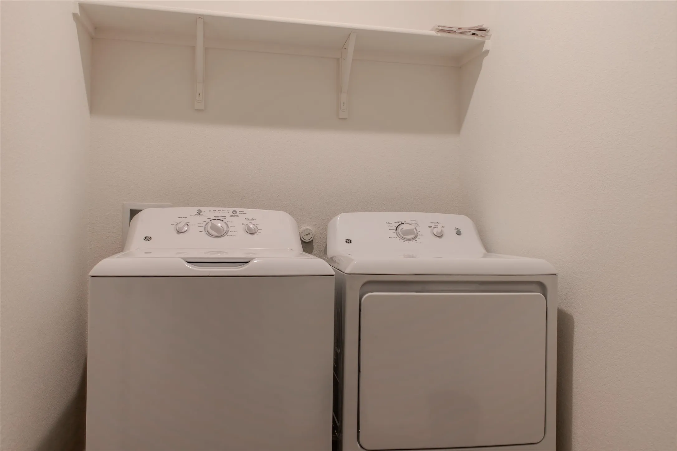 Washroom with independent washer and dryer