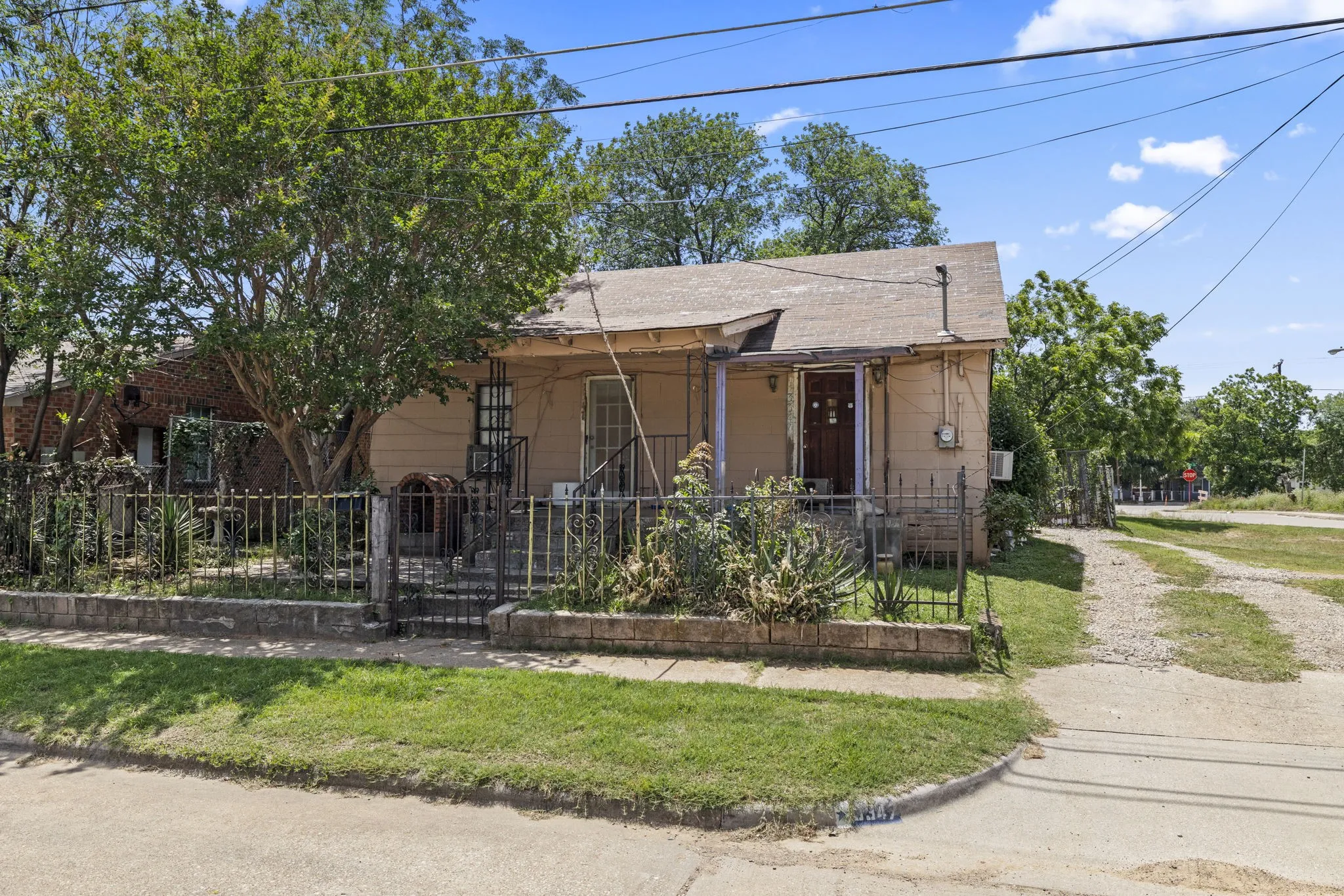 Single Family Residence For Sale in Dallas County , 3347 Topeka Avenue, Dallas, Texas 75212, 3 Bedroom, 2 Bathroom, 1 Garage spaces, 1,527 Sqft, built in 1950, mls#21273083, Real Estate Agent in Dallas, Homes For Sale in Dallas county, Homes For Sale in Dallas, Realtor in Dallas Texas, Real Estate Brokerage Independent Realty Texas, Luminita Cordes Realtor
