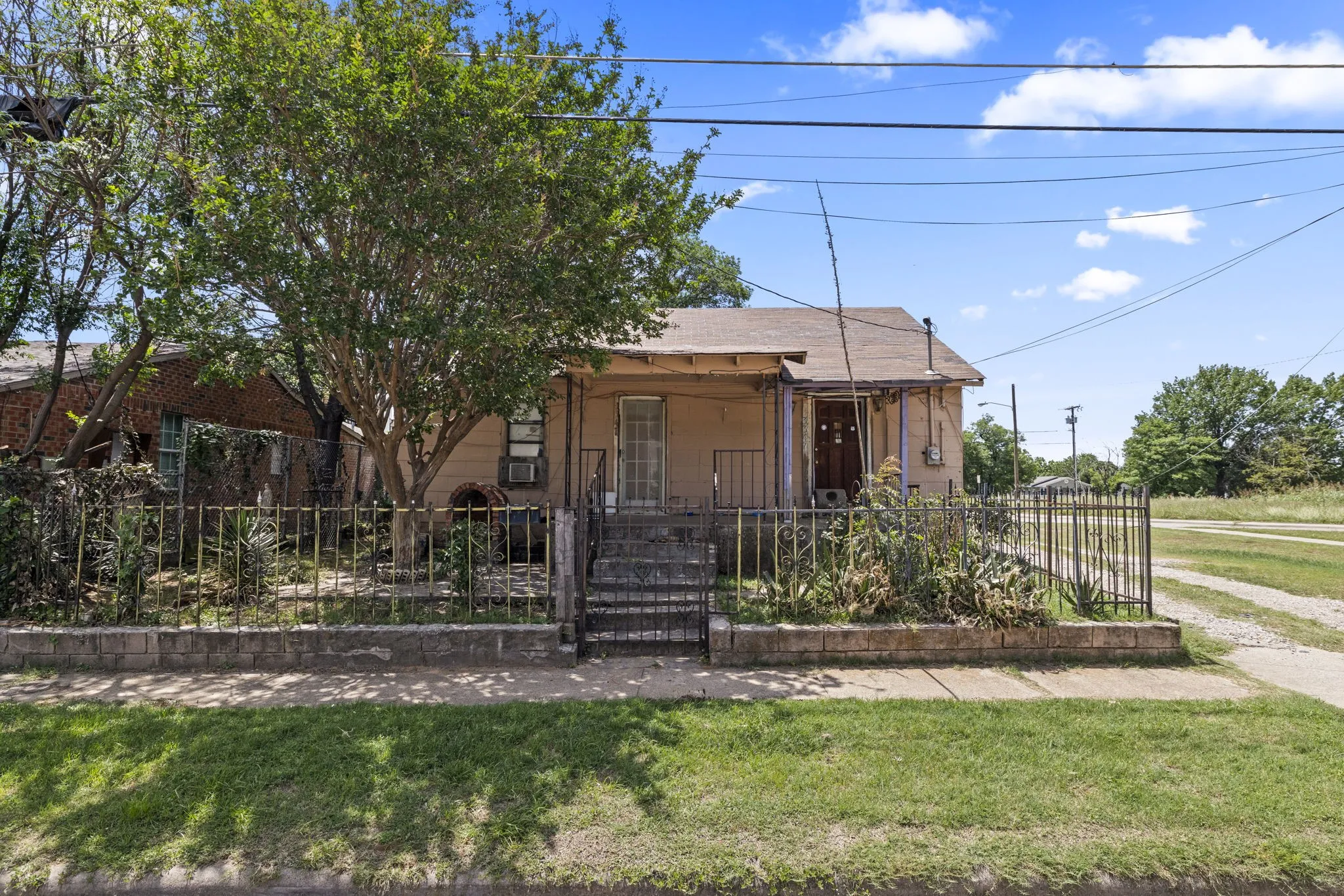 Single Family Residence For Sale in Dallas County , 3347 Topeka Avenue, Dallas, Texas 75212, 3 Bedroom, 2 Bathroom, 1 Garage spaces, 1,527 Sqft, built in 1950, mls#21273083, Real Estate Agent in Dallas, Homes For Sale in Dallas county, Homes For Sale in Dallas, Realtor in Dallas Texas, Real Estate Brokerage Independent Realty Texas, Luminita Cordes Realtor
