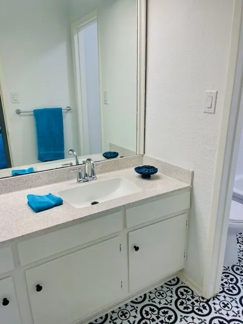 Condominium For Sale in Dallas County , 5212 Fleetwood Oaks Avenue 201 Bldg G, Dallas, Texas 75235, 1 Bedroom, 1 Bathroom, Garage spaces, 710 Sqft, built in 1963, mls#21271700, Real Estate Agent in Dallas, Homes For Sale in Dallas county, Homes For Sale in Dallas, Realtor in Dallas Texas, Real Estate Brokerage Independent Realty Texas, Luminita Cordes Realtor