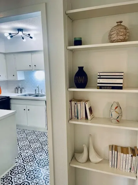 Condominium For Sale in Dallas County , 5212 Fleetwood Oaks Avenue 201 Bldg G, Dallas, Texas 75235, 1 Bedroom, 1 Bathroom, Garage spaces, 710 Sqft, built in 1963, mls#21271700, Real Estate Agent in Dallas, Homes For Sale in Dallas county, Homes For Sale in Dallas, Realtor in Dallas Texas, Real Estate Brokerage Independent Realty Texas, Luminita Cordes Realtor