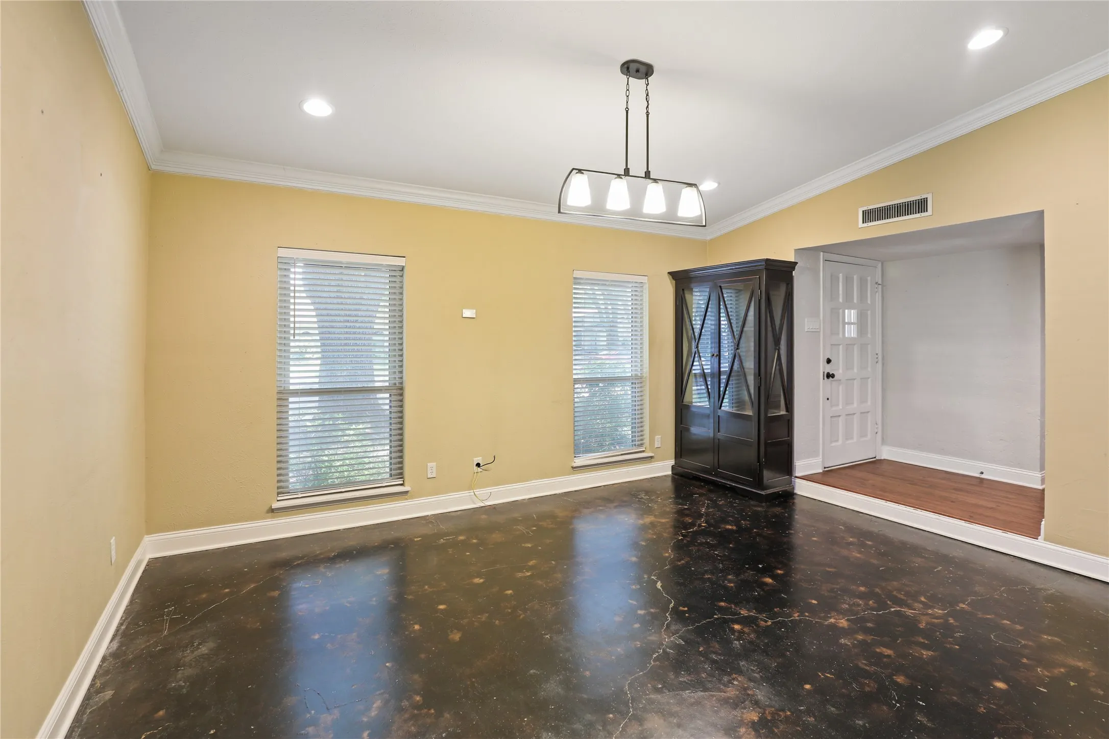 Single Family Residence For Sale in Collin County , 1113 Mossvine Drive, Plano, Texas 75023, 4 Bedroom, 2 Bathroom, 2 Garage spaces, 2,262 Sqft, built in 1974, mls#21271769, Real Estate Agent in Plano, Homes For Sale in Collin county, Homes For Sale in Plano, Realtor in Plano Texas, Real Estate Brokerage Independent Realty Texas, Luminita Cordes Realtor