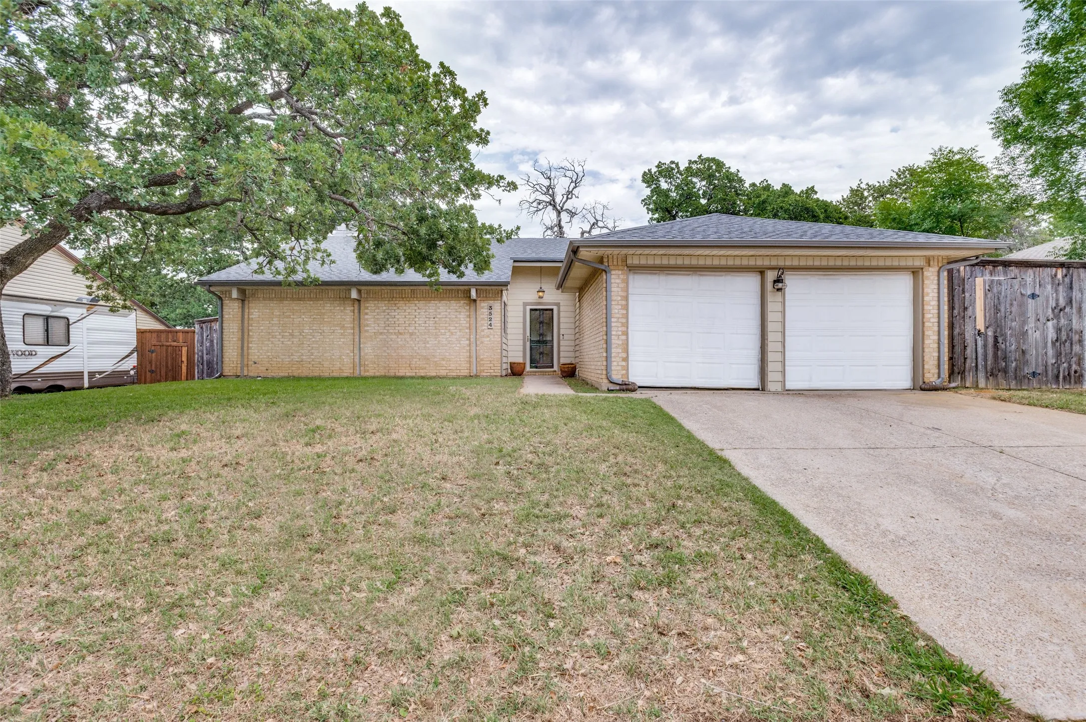 Single Family Residence For Sale in Tarrant County , 3524 Sweet Wood, Bedford, Texas 76021, 4 Bedroom, 2 Bathroom, 2 Garage spaces, 1,815 Sqft, built in 1982, mls#21273133, Real Estate Agent in Bedford, Homes For Sale in Tarrant county, Homes For Sale in Bedford, Realtor in Bedford Texas, Real Estate Brokerage Independent Realty Texas, Luminita Cordes Realtor