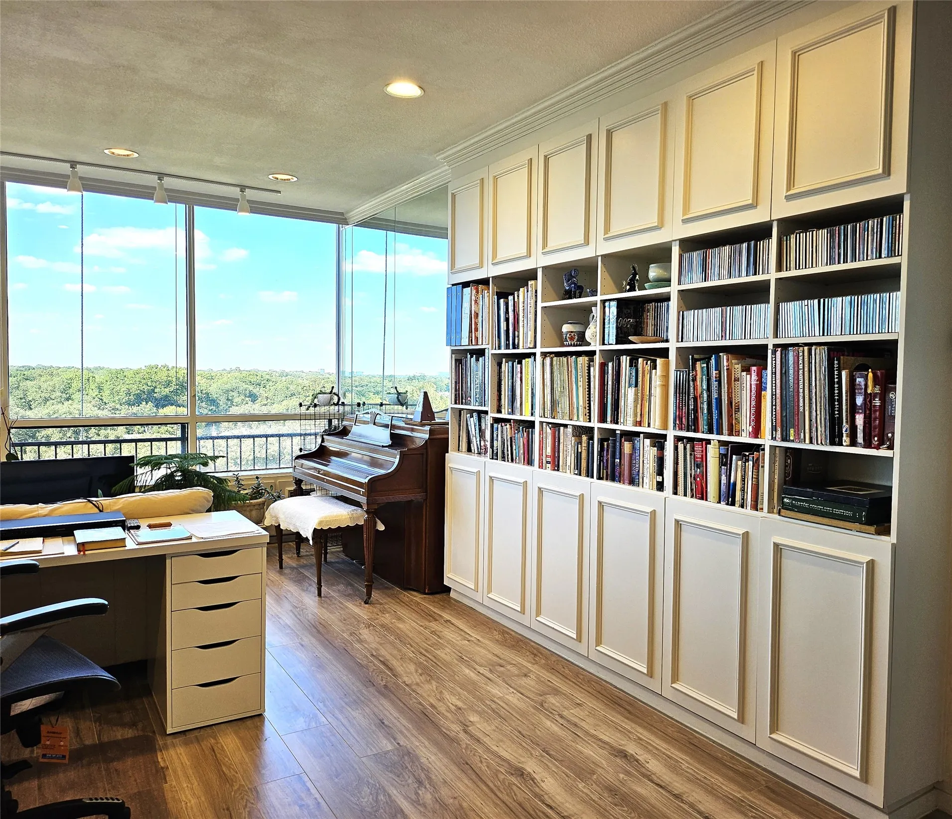 Condominium For Sale in Dallas County , 6335 W Northwest Highway 711, Dallas, Texas 75225, 3 Bedroom, 4 Bathroom, 2 Garage spaces, 2,353 Sqft, built in 1966, mls#21273249, Real Estate Agent in Dallas, Homes For Sale in Dallas county, Homes For Sale in Dallas, Realtor in Dallas Texas, Real Estate Brokerage Independent Realty Texas, Luminita Cordes Realtor