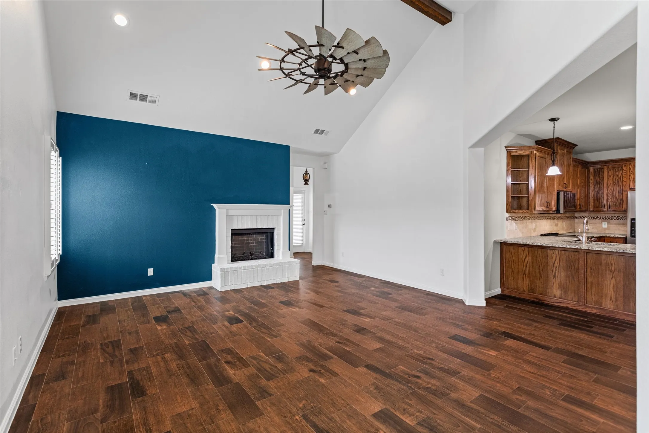 Townhouse For Sale in Parker County , 101 Legacy Boulevard, Weatherford, Texas 76085, 2 Bedroom, 2 Bathroom, 2 Garage spaces, 1,254 Sqft, built in 2017, mls#21273281, Real Estate Agent in Weatherford, Homes For Sale in Parker county, Homes For Sale in Weatherford, Realtor in Weatherford Texas, Real Estate Brokerage Independent Realty Texas, Luminita Cordes Realtor