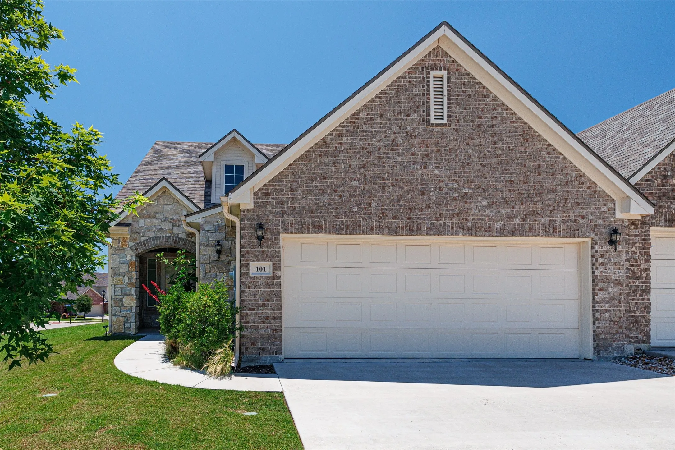 Townhouse For Sale in Parker County , 101 Legacy Boulevard, Weatherford, Texas 76085, 2 Bedroom, 2 Bathroom, 2 Garage spaces, 1,254 Sqft, built in 2017, mls#21273281, Real Estate Agent in Weatherford, Homes For Sale in Parker county, Homes For Sale in Weatherford, Realtor in Weatherford Texas, Real Estate Brokerage Independent Realty Texas, Luminita Cordes Realtor