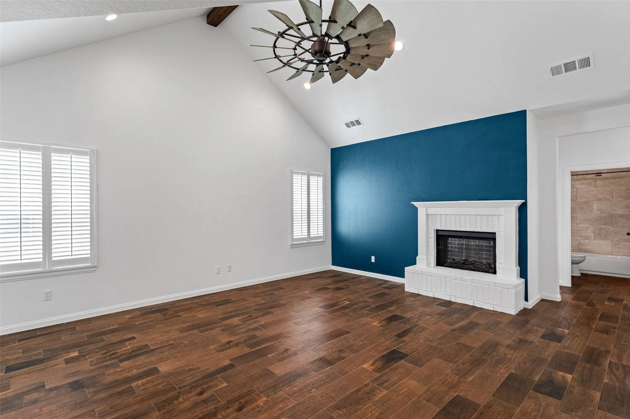 Townhouse For Sale in Parker County , 101 Legacy Boulevard, Weatherford, Texas 76085, 2 Bedroom, 2 Bathroom, 2 Garage spaces, 1,254 Sqft, built in 2017, mls#21273281, Real Estate Agent in Weatherford, Homes For Sale in Parker county, Homes For Sale in Weatherford, Realtor in Weatherford Texas, Real Estate Brokerage Independent Realty Texas, Luminita Cordes Realtor