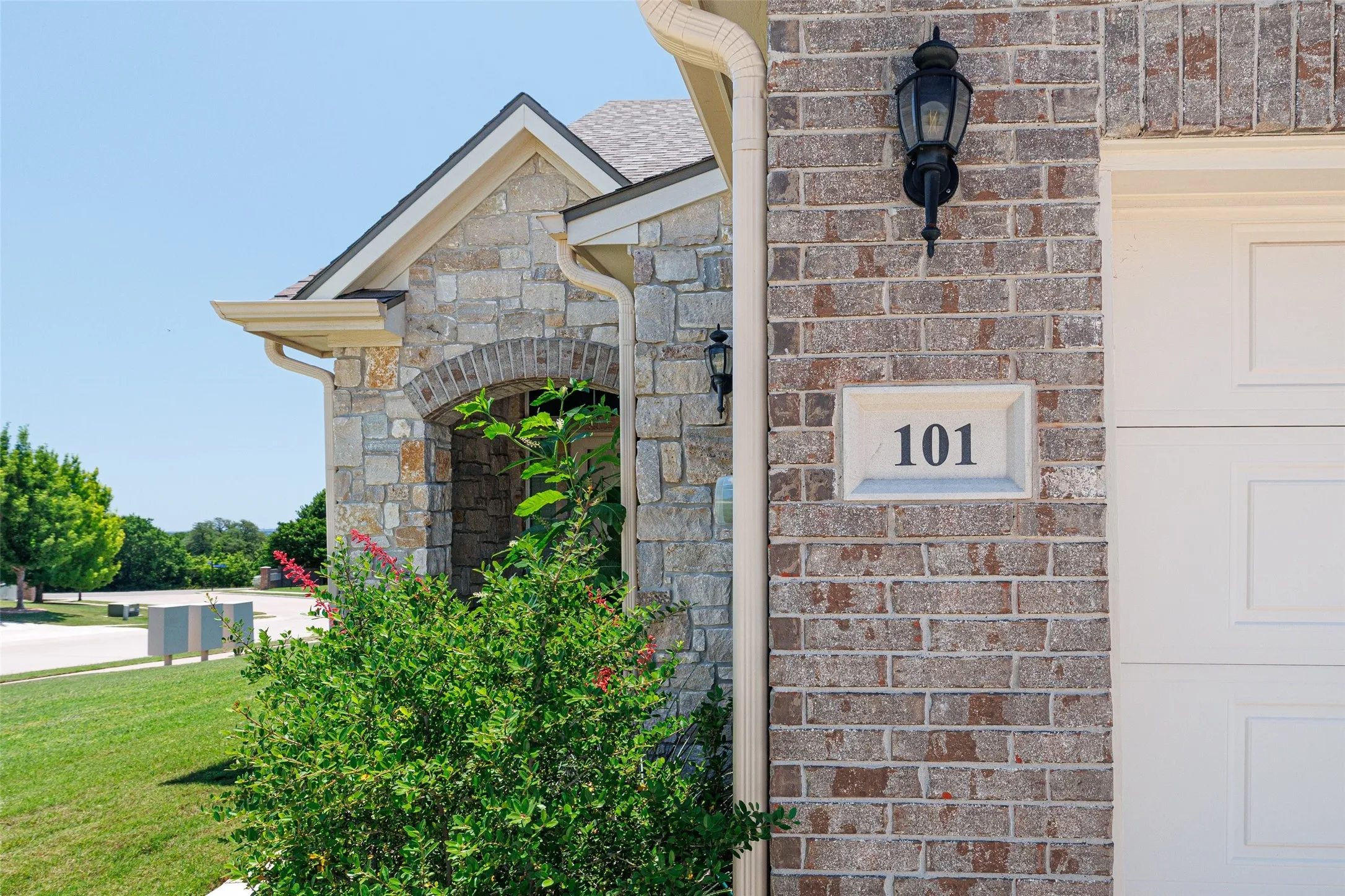 Townhouse For Sale in Parker County , 101 Legacy Boulevard, Weatherford, Texas 76085, 2 Bedroom, 2 Bathroom, 2 Garage spaces, 1,254 Sqft, built in 2017, mls#21273281, Real Estate Agent in Weatherford, Homes For Sale in Parker county, Homes For Sale in Weatherford, Realtor in Weatherford Texas, Real Estate Brokerage Independent Realty Texas, Luminita Cordes Realtor
