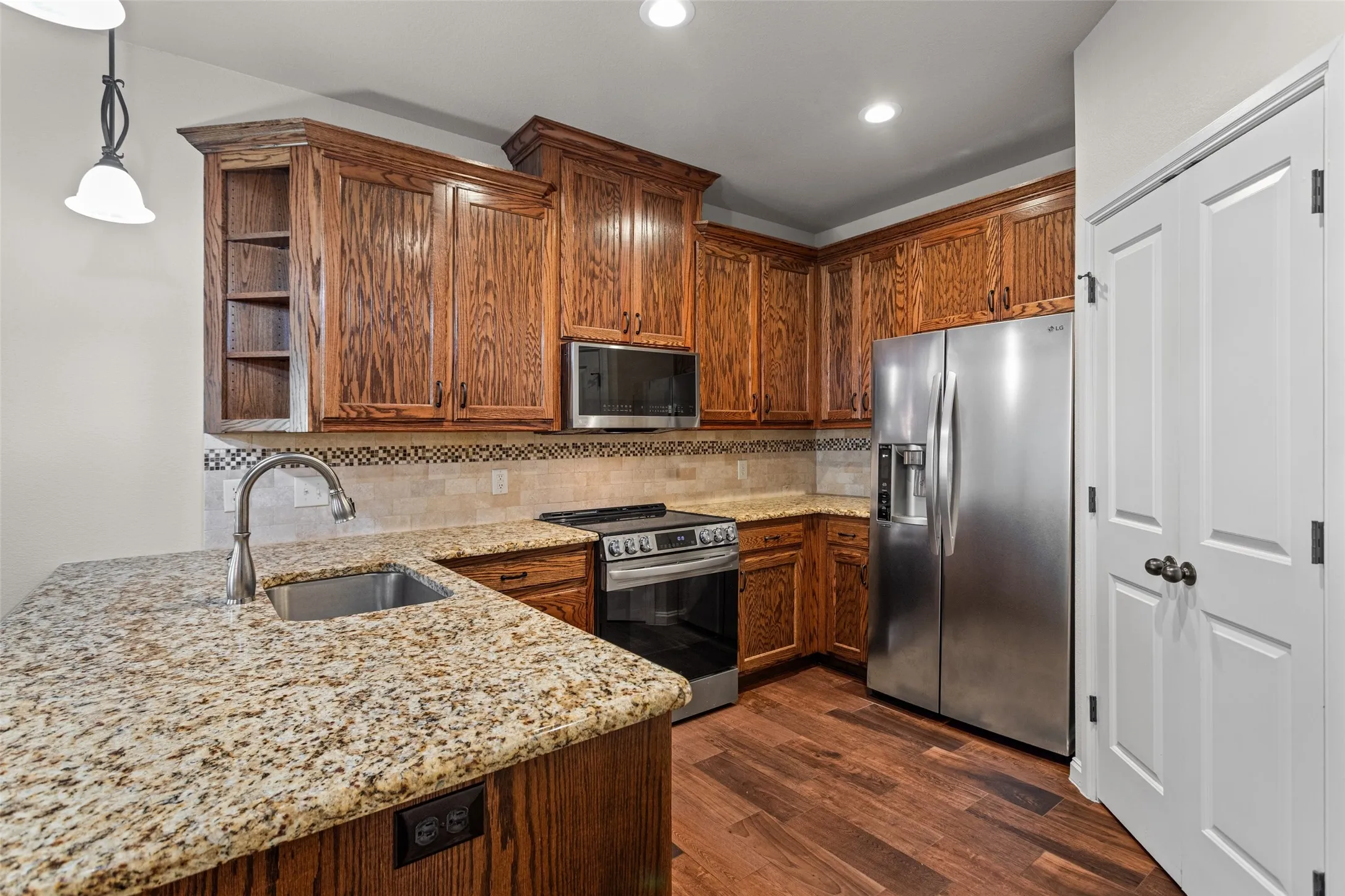 Townhouse For Sale in Parker County , 101 Legacy Boulevard, Weatherford, Texas 76085, 2 Bedroom, 2 Bathroom, 2 Garage spaces, 1,254 Sqft, built in 2017, mls#21273281, Real Estate Agent in Weatherford, Homes For Sale in Parker county, Homes For Sale in Weatherford, Realtor in Weatherford Texas, Real Estate Brokerage Independent Realty Texas, Luminita Cordes Realtor