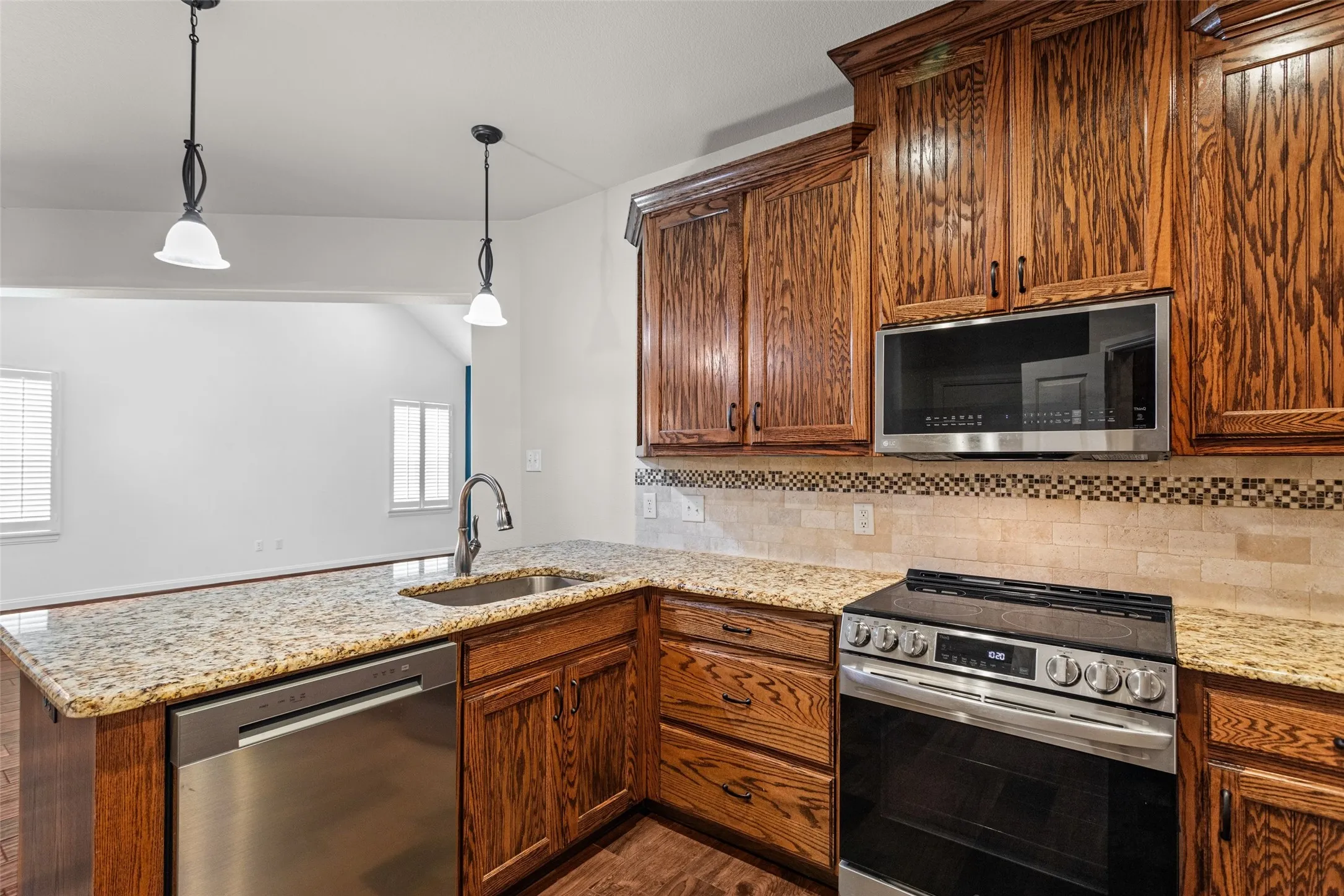 Townhouse For Sale in Parker County , 101 Legacy Boulevard, Weatherford, Texas 76085, 2 Bedroom, 2 Bathroom, 2 Garage spaces, 1,254 Sqft, built in 2017, mls#21273281, Real Estate Agent in Weatherford, Homes For Sale in Parker county, Homes For Sale in Weatherford, Realtor in Weatherford Texas, Real Estate Brokerage Independent Realty Texas, Luminita Cordes Realtor