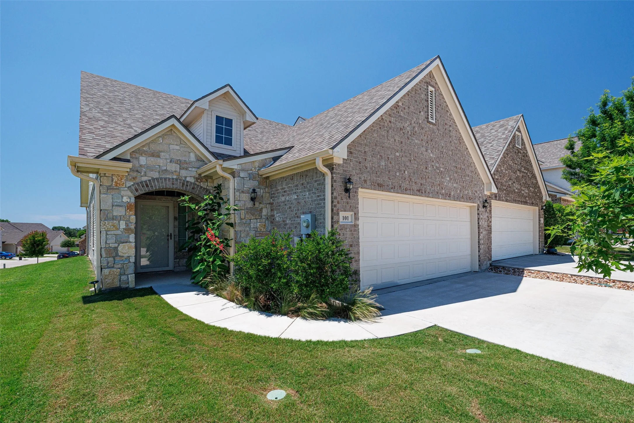Townhouse For Sale in Parker County , 101 Legacy Boulevard, Weatherford, Texas 76085, 2 Bedroom, 2 Bathroom, 2 Garage spaces, 1,254 Sqft, built in 2017, mls#21273281, Real Estate Agent in Weatherford, Homes For Sale in Parker county, Homes For Sale in Weatherford, Realtor in Weatherford Texas, Real Estate Brokerage Independent Realty Texas, Luminita Cordes Realtor