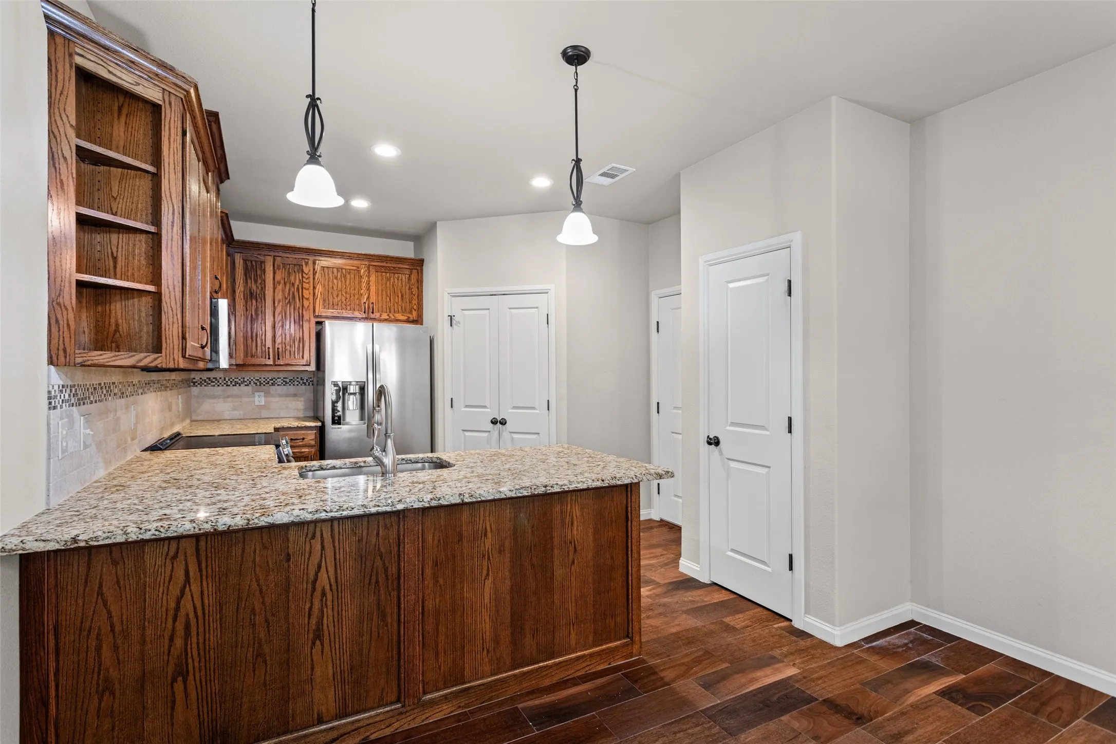 Townhouse For Sale in Parker County , 101 Legacy Boulevard, Weatherford, Texas 76085, 2 Bedroom, 2 Bathroom, 2 Garage spaces, 1,254 Sqft, built in 2017, mls#21273281, Real Estate Agent in Weatherford, Homes For Sale in Parker county, Homes For Sale in Weatherford, Realtor in Weatherford Texas, Real Estate Brokerage Independent Realty Texas, Luminita Cordes Realtor