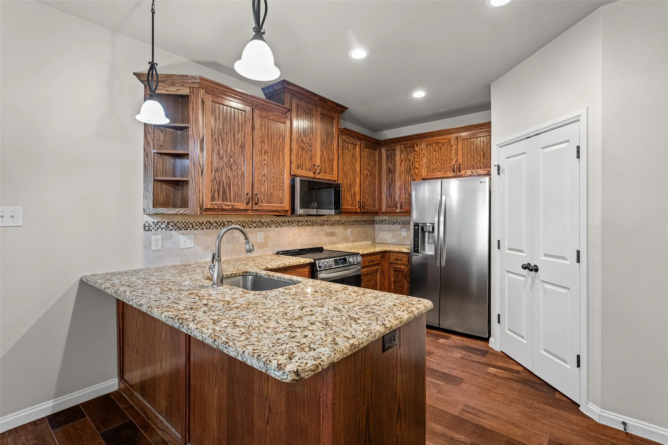 Townhouse For Sale in Parker County , 101 Legacy Boulevard, Weatherford, Texas 76085, 2 Bedroom, 2 Bathroom, 2 Garage spaces, 1,254 Sqft, built in 2017, mls#21273281, Real Estate Agent in Weatherford, Homes For Sale in Parker county, Homes For Sale in Weatherford, Realtor in Weatherford Texas, Real Estate Brokerage Independent Realty Texas, Luminita Cordes Realtor