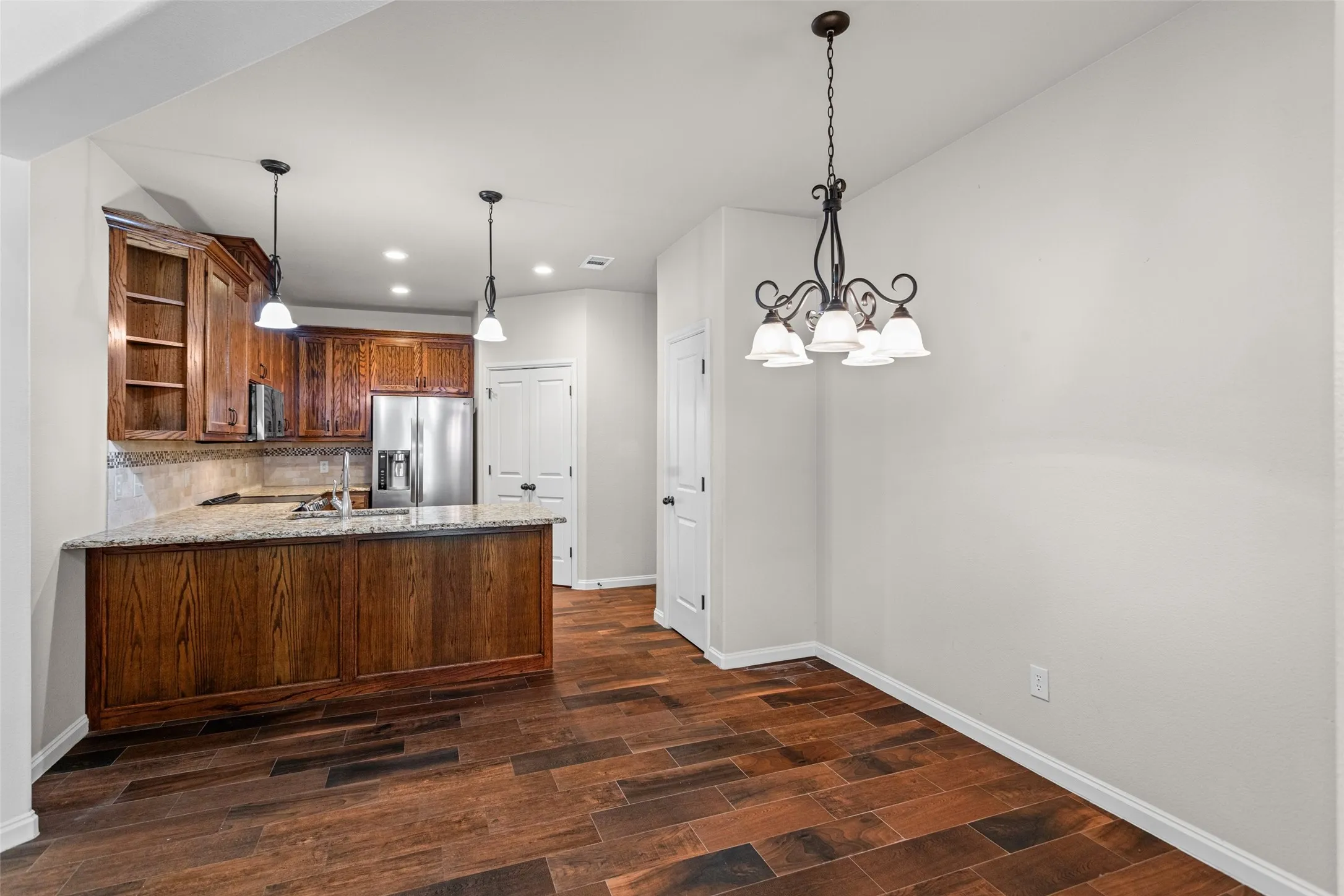 Townhouse For Sale in Parker County , 101 Legacy Boulevard, Weatherford, Texas 76085, 2 Bedroom, 2 Bathroom, 2 Garage spaces, 1,254 Sqft, built in 2017, mls#21273281, Real Estate Agent in Weatherford, Homes For Sale in Parker county, Homes For Sale in Weatherford, Realtor in Weatherford Texas, Real Estate Brokerage Independent Realty Texas, Luminita Cordes Realtor