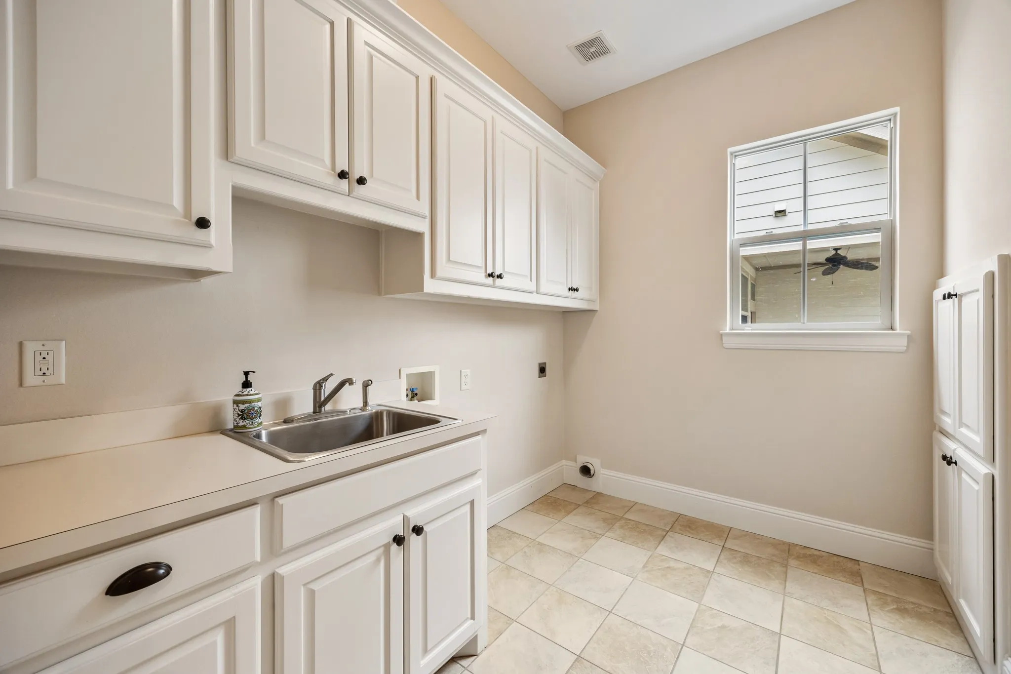Single Family Residence For Sale in Rockwall County , 895 Ivy Lane, Rockwall, Texas 75087, 3 Bedroom, 3 Bathroom, 2 Garage spaces, 3,177 Sqft, built in 2007, mls#21273303, Real Estate Agent in Rockwall, Homes For Sale in Rockwall county, Homes For Sale in Rockwall, Realtor in Rockwall Texas, Real Estate Brokerage Independent Realty Texas, Luminita Cordes Realtor