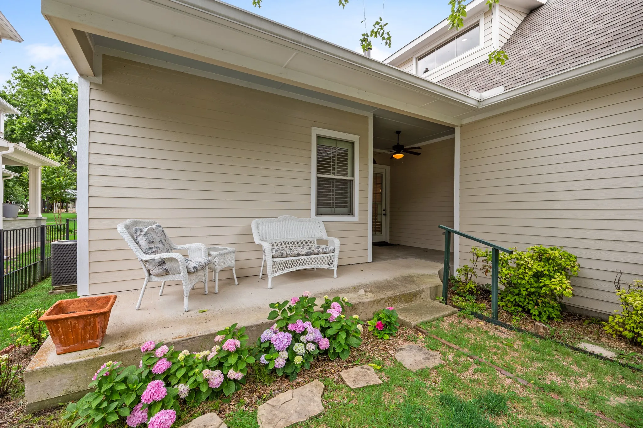 Single Family Residence For Sale in Rockwall County , 895 Ivy Lane, Rockwall, Texas 75087, 3 Bedroom, 3 Bathroom, 2 Garage spaces, 3,177 Sqft, built in 2007, mls#21273303, Real Estate Agent in Rockwall, Homes For Sale in Rockwall county, Homes For Sale in Rockwall, Realtor in Rockwall Texas, Real Estate Brokerage Independent Realty Texas, Luminita Cordes Realtor